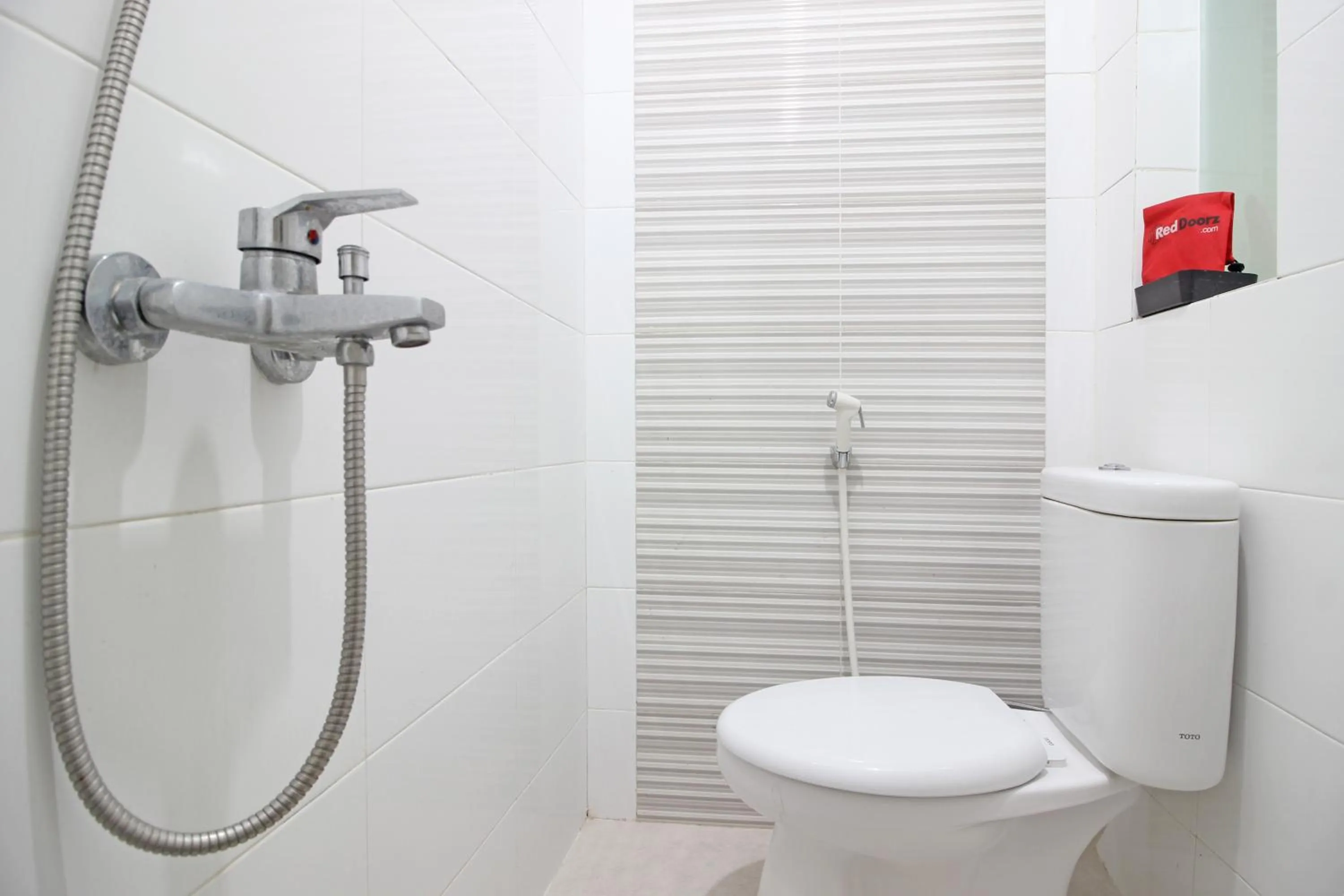 Bathroom in RedDoorz near AMIKOM Yogyakarta