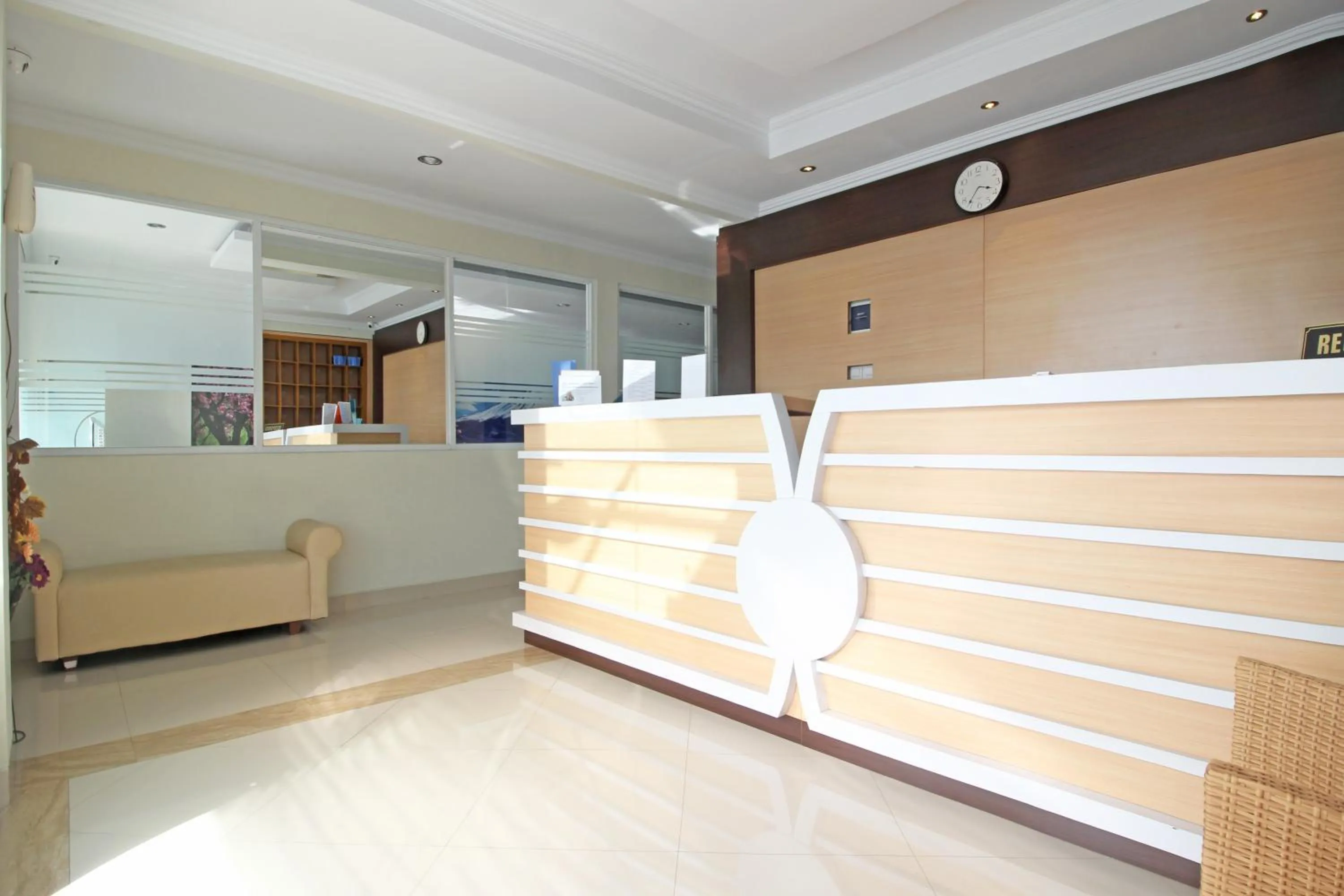 Lobby or reception in RedDoorz near AMIKOM Yogyakarta