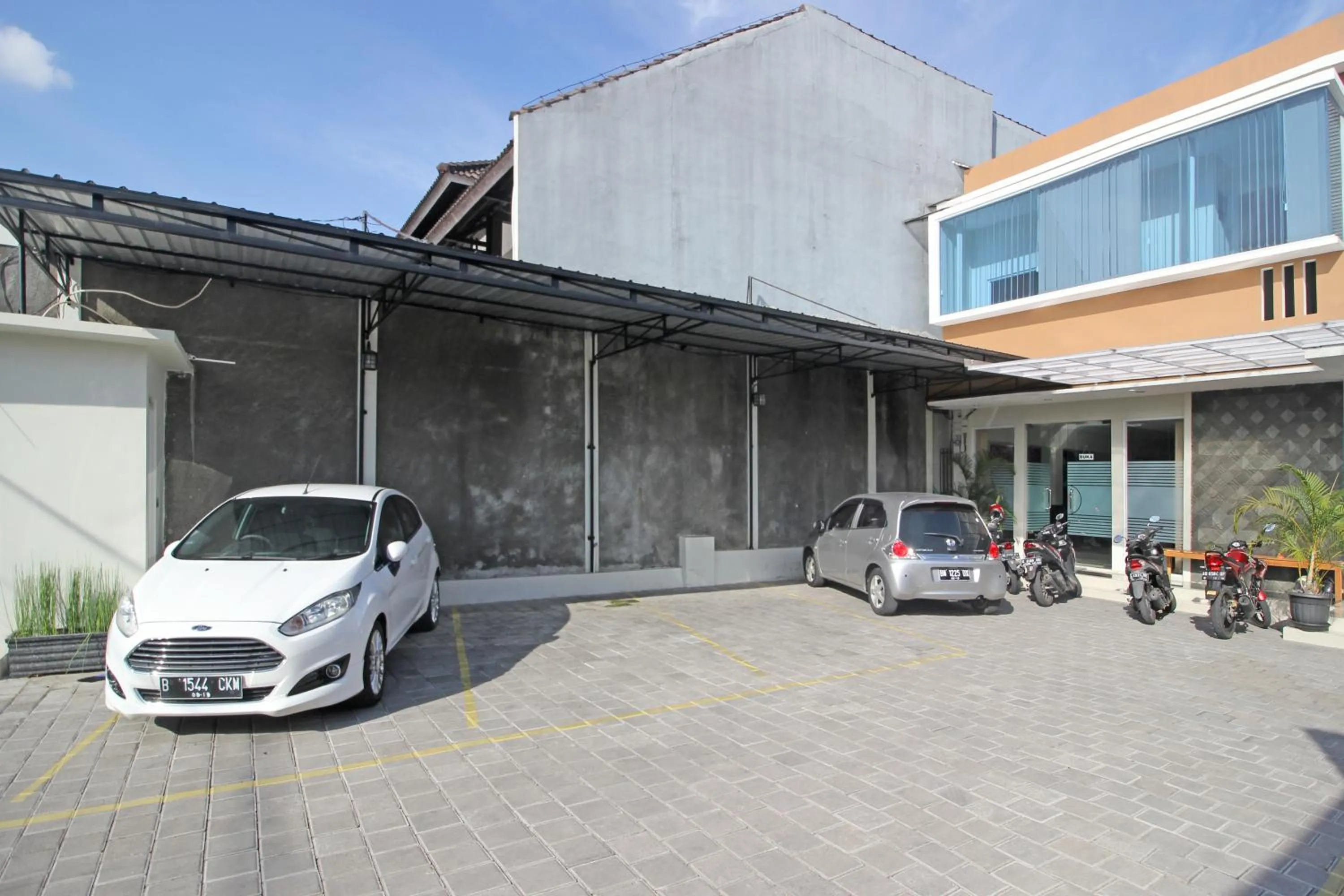 Facade/entrance in RedDoorz near AMIKOM Yogyakarta