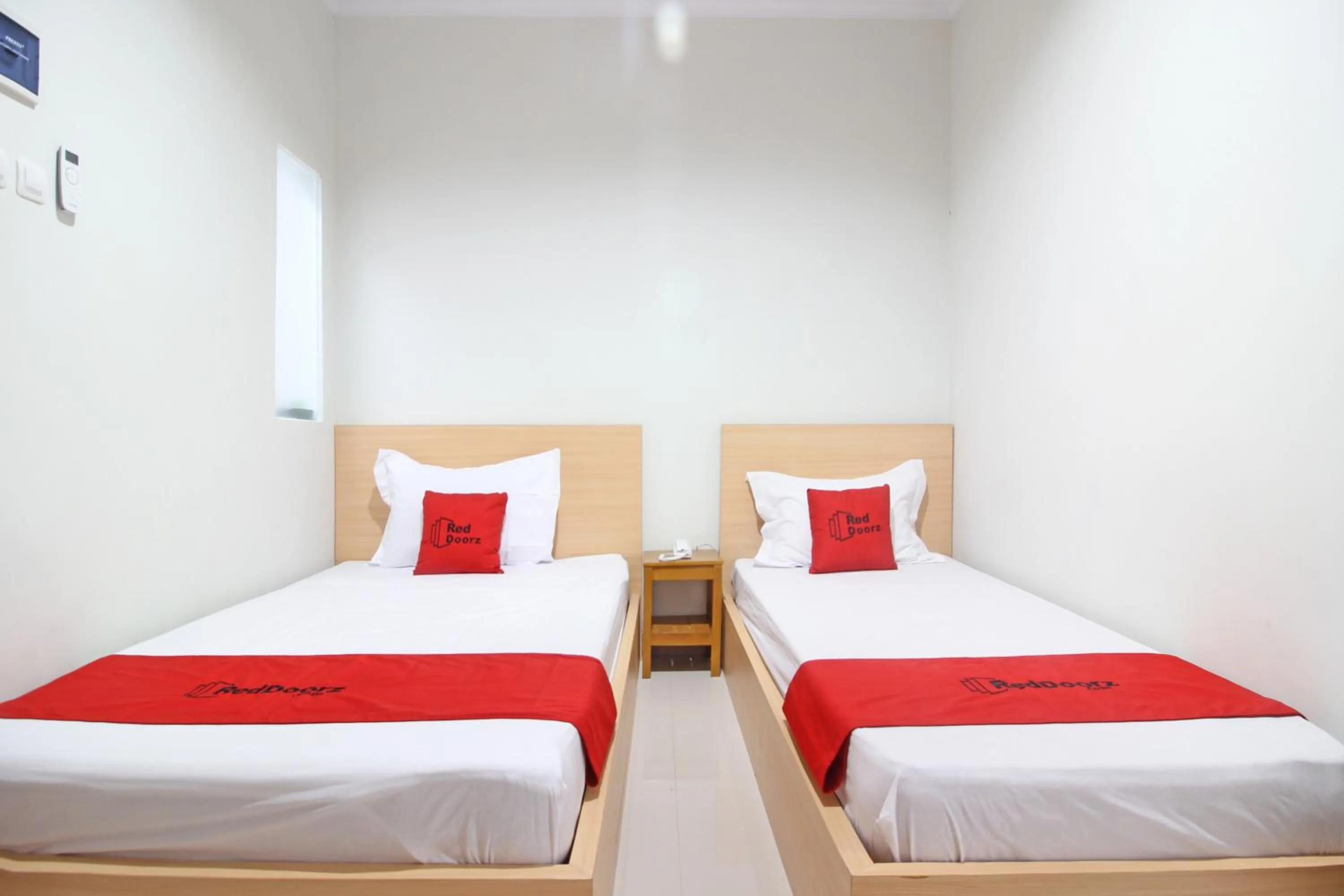 Bedroom, Bed in RedDoorz near AMIKOM Yogyakarta