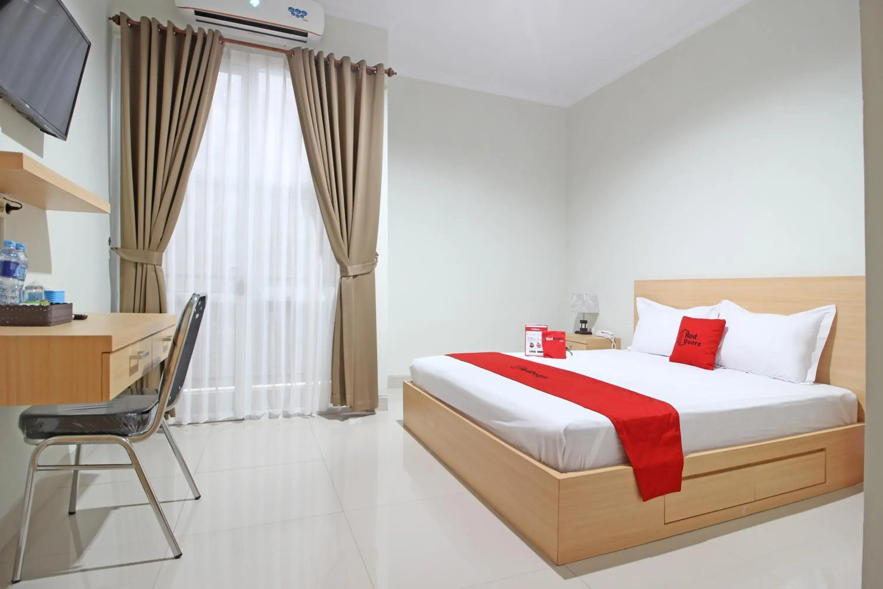 Double Room in RedDoorz near AMIKOM Yogyakarta Double Room in RedDoorz near AMIKOM Yogyakarta