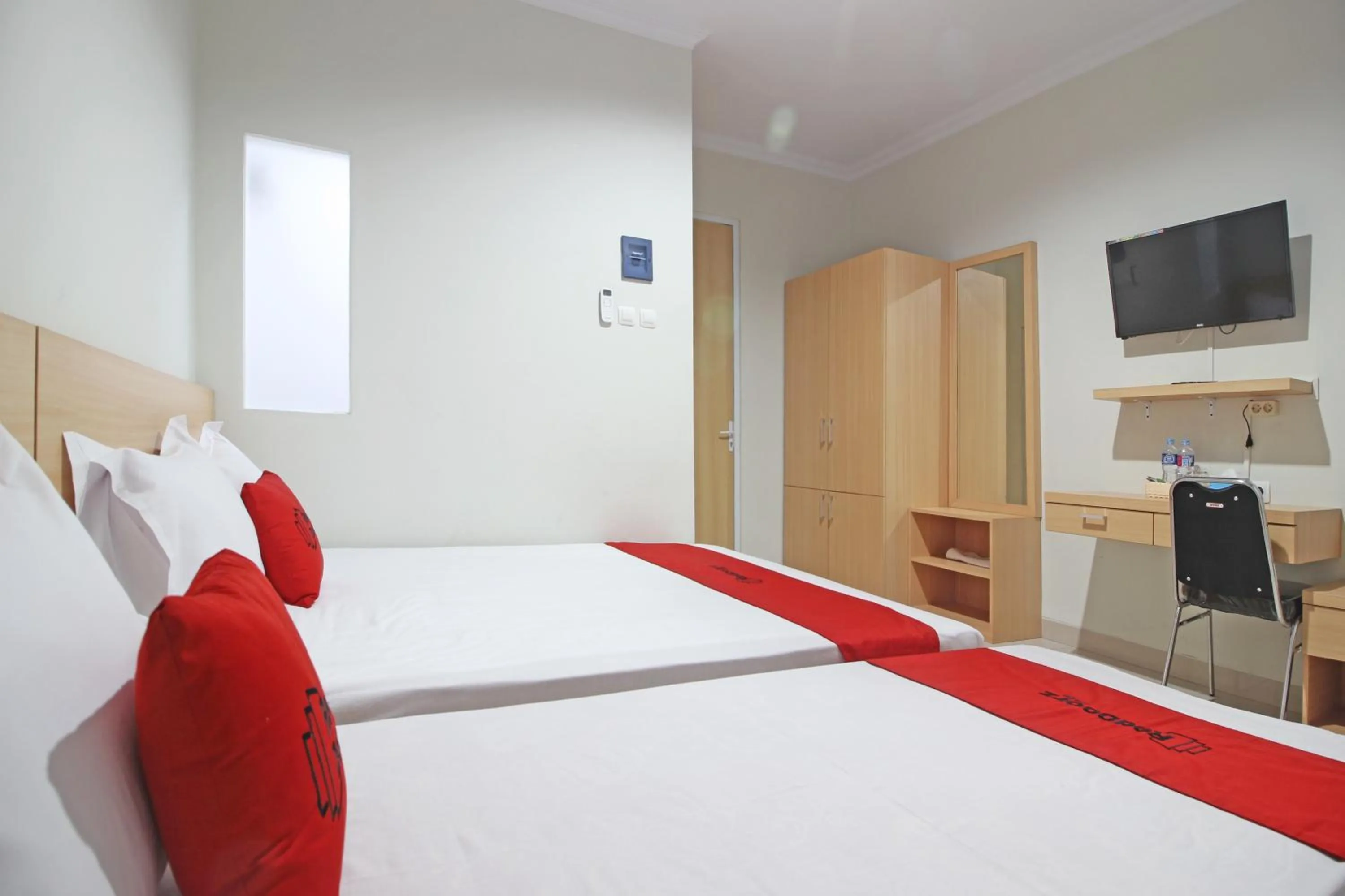 Bedroom, Bed in RedDoorz near AMIKOM Yogyakarta