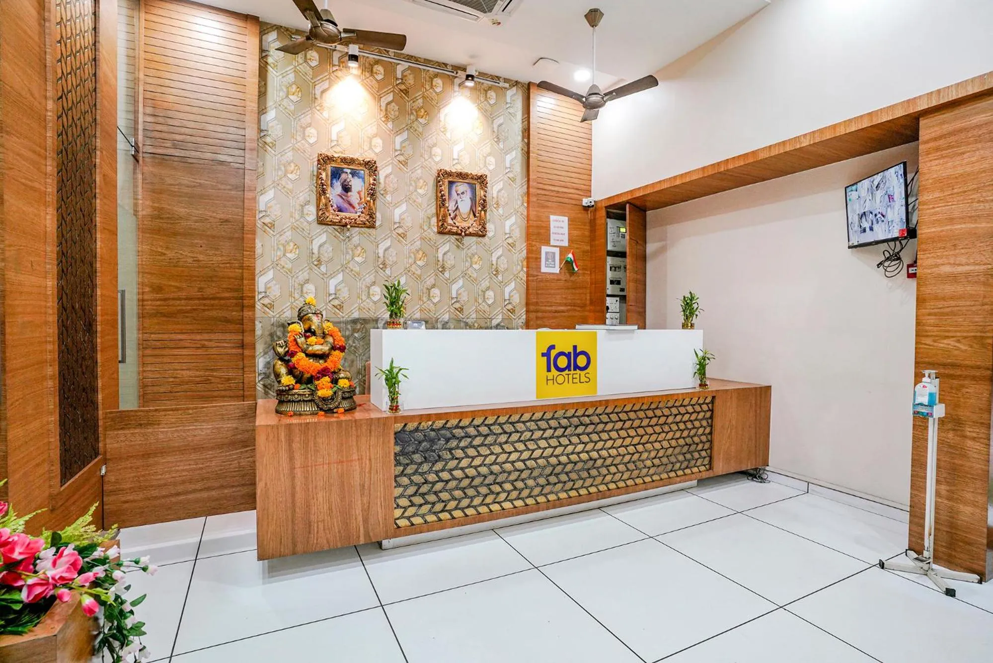 Lobby or reception in FabHotel Neelkamal - Chembur