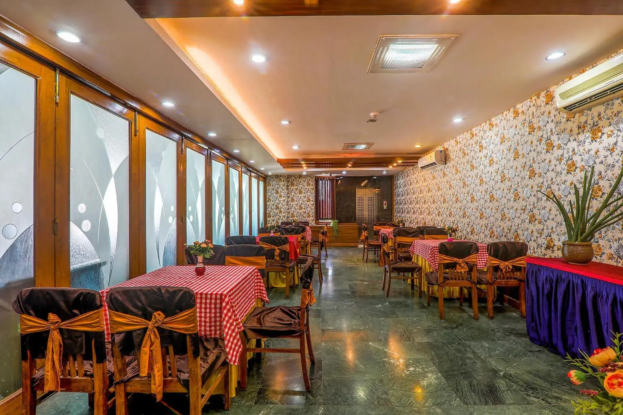 Restaurant/places to eat in Hotel Executive Restaurant/places to eat in Hotel Executive