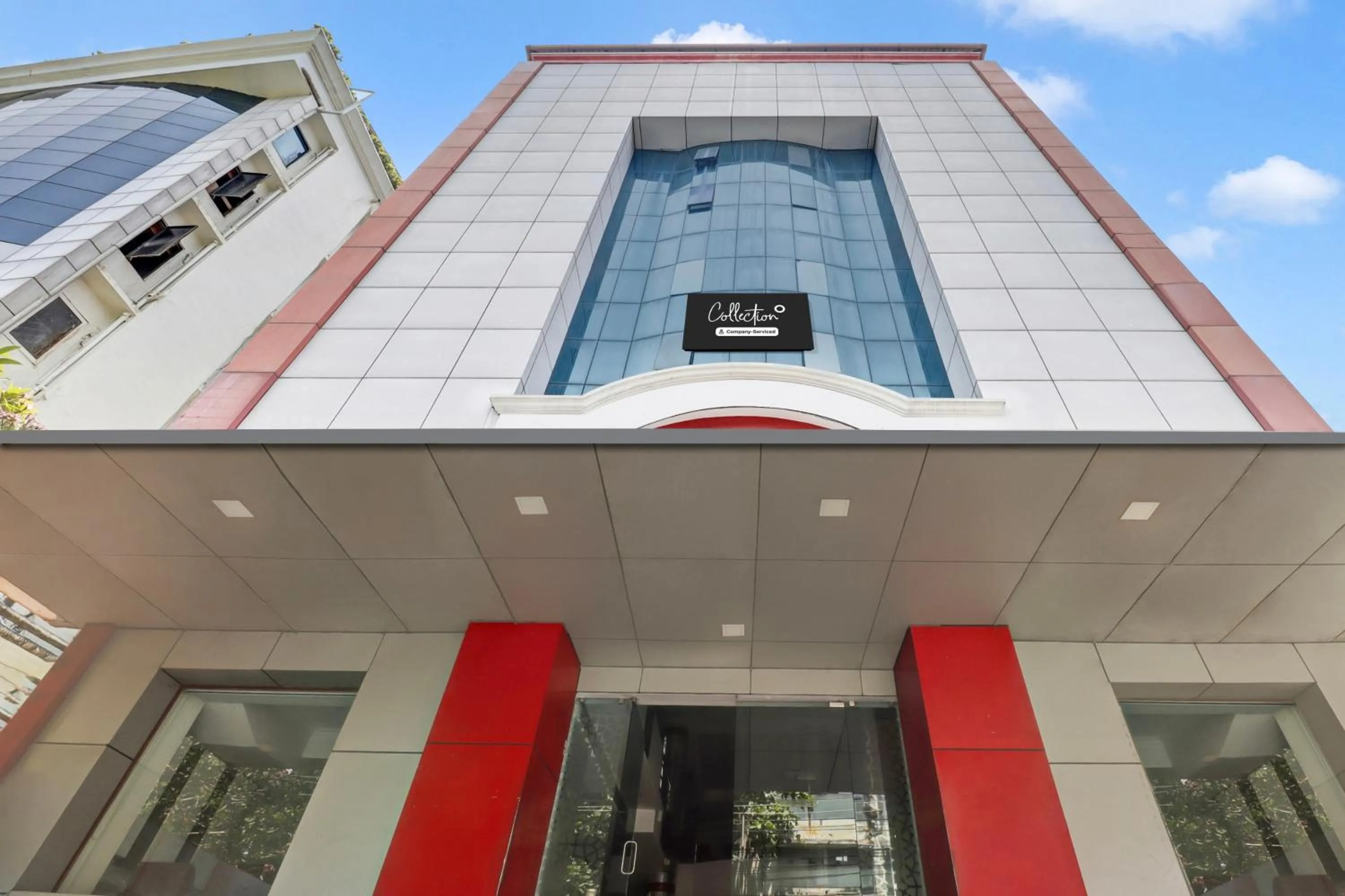 Facade/entrance in Collection O M G Road