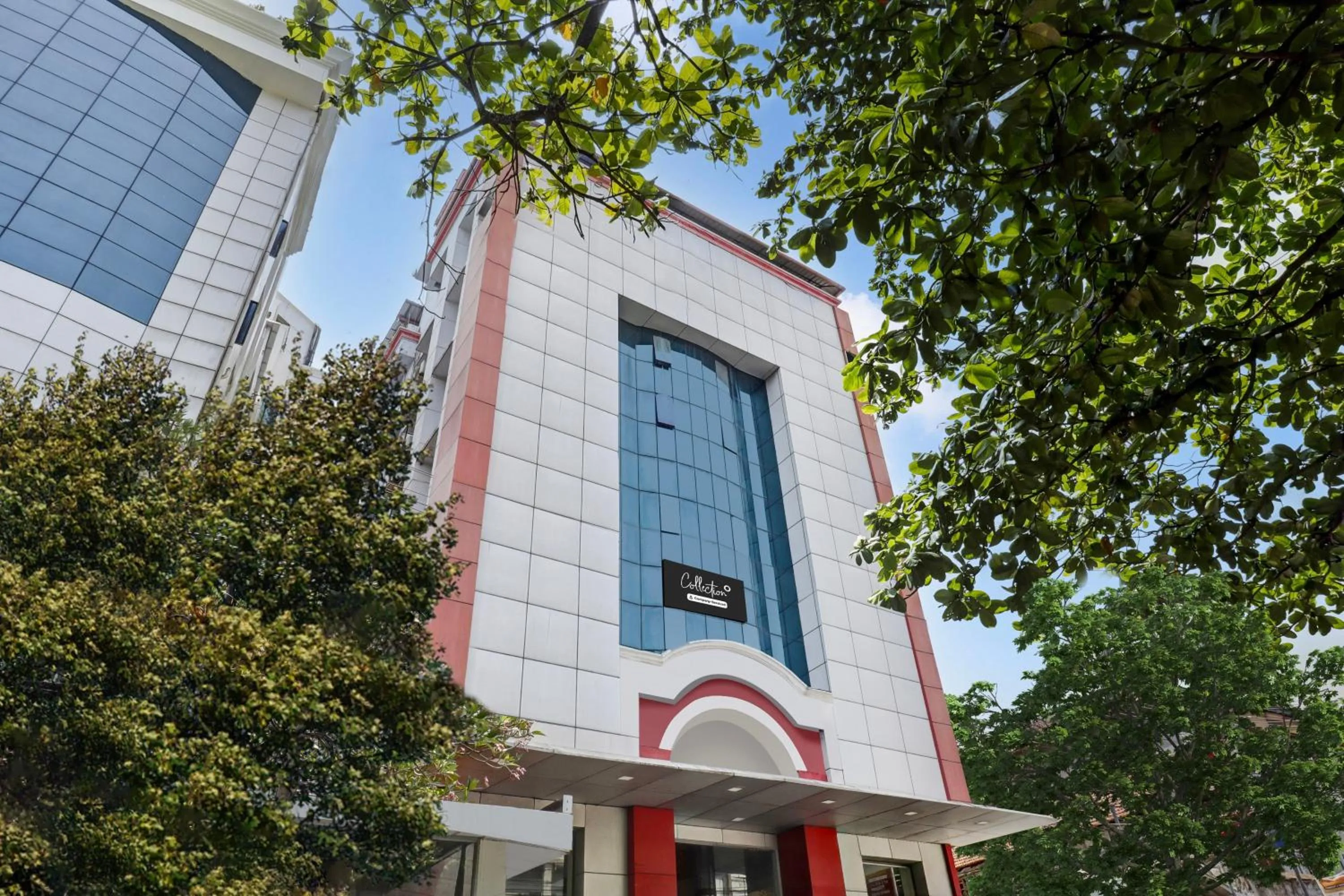 Facade/entrance in Collection O M G Road