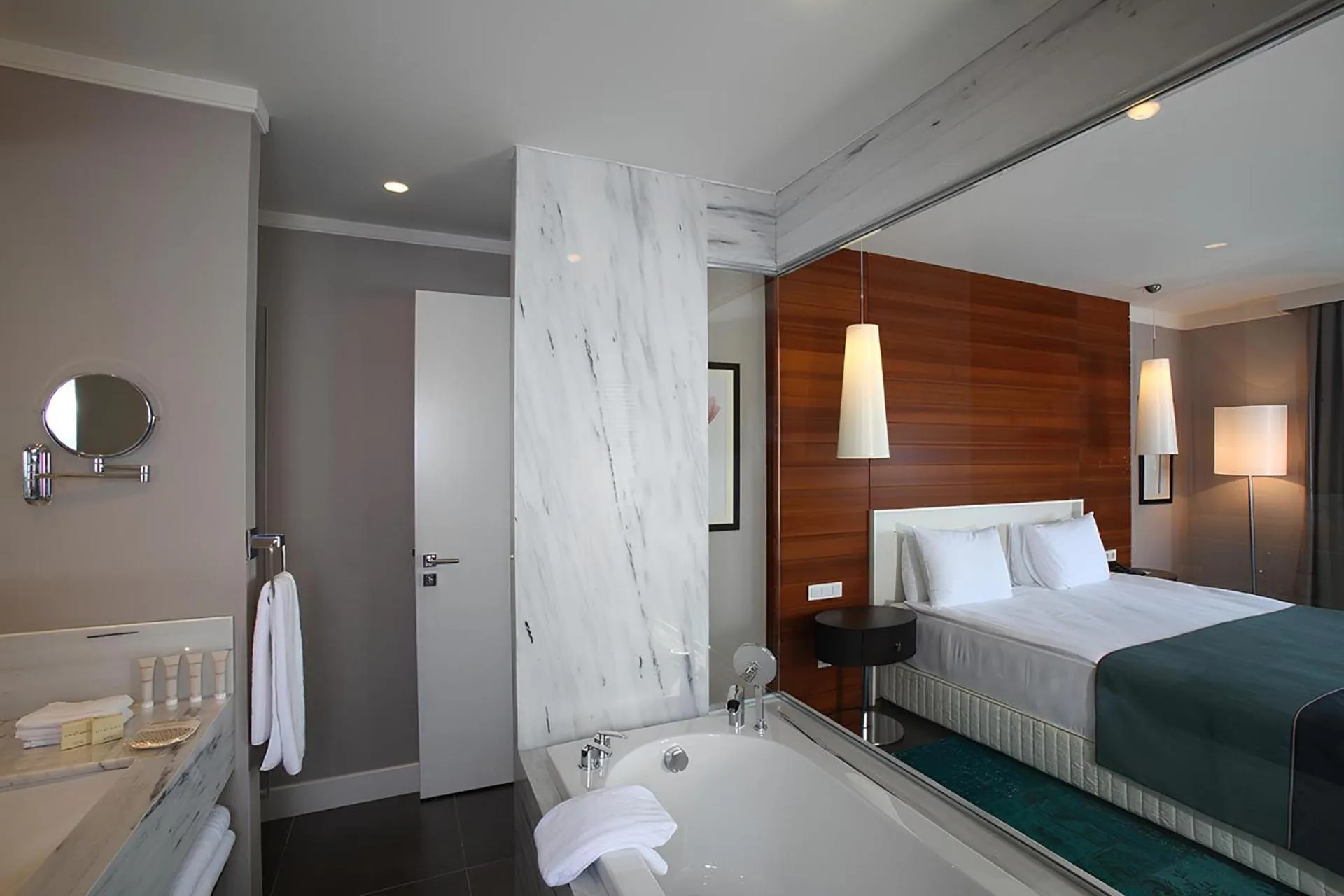 Shower, Bed in Sundance Suites Hotel