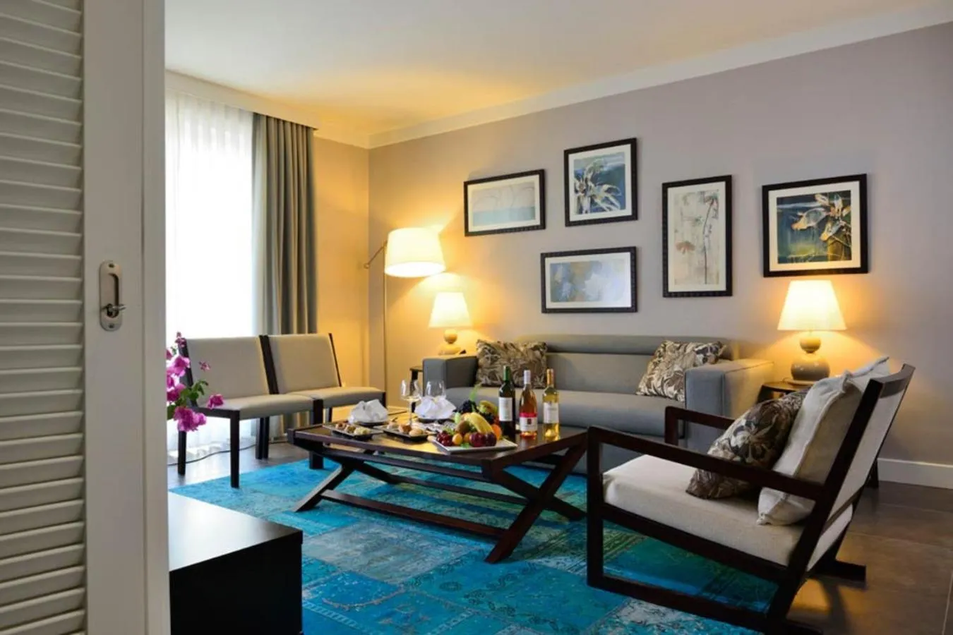 Living room in Sundance Suites Hotel