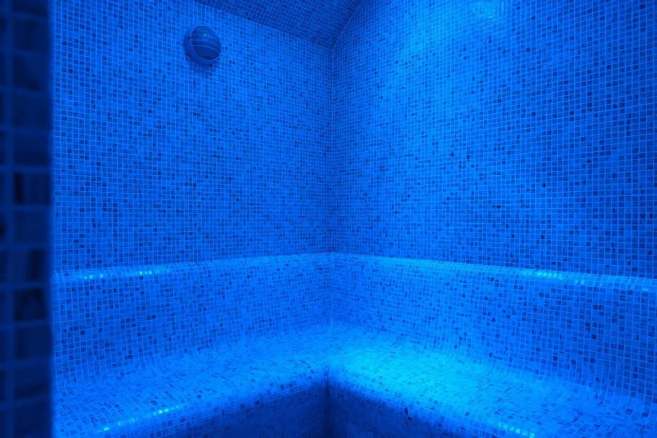 Steam room in Sundance Suites Hotel