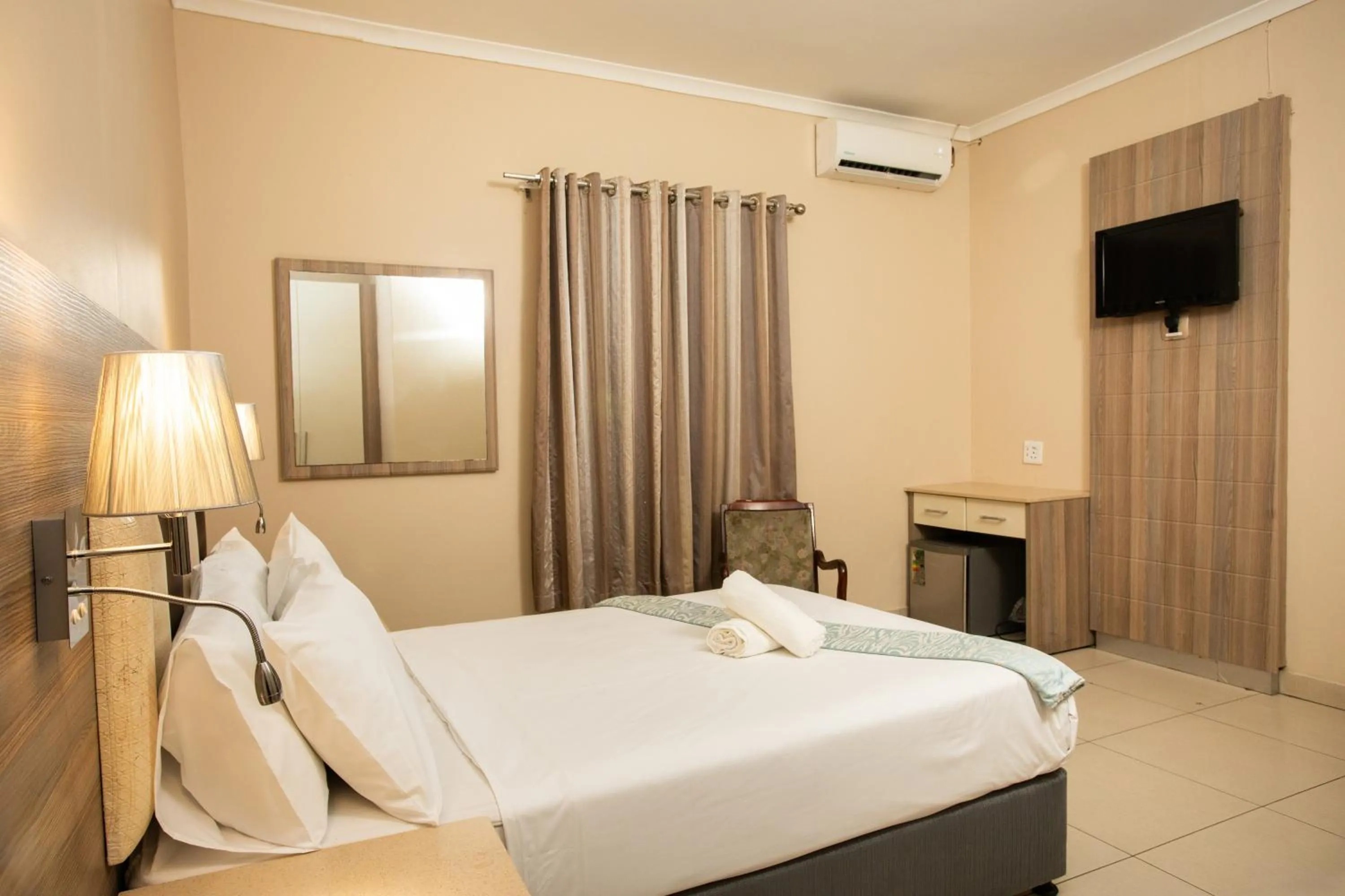 Bed in Tudor House Hotel