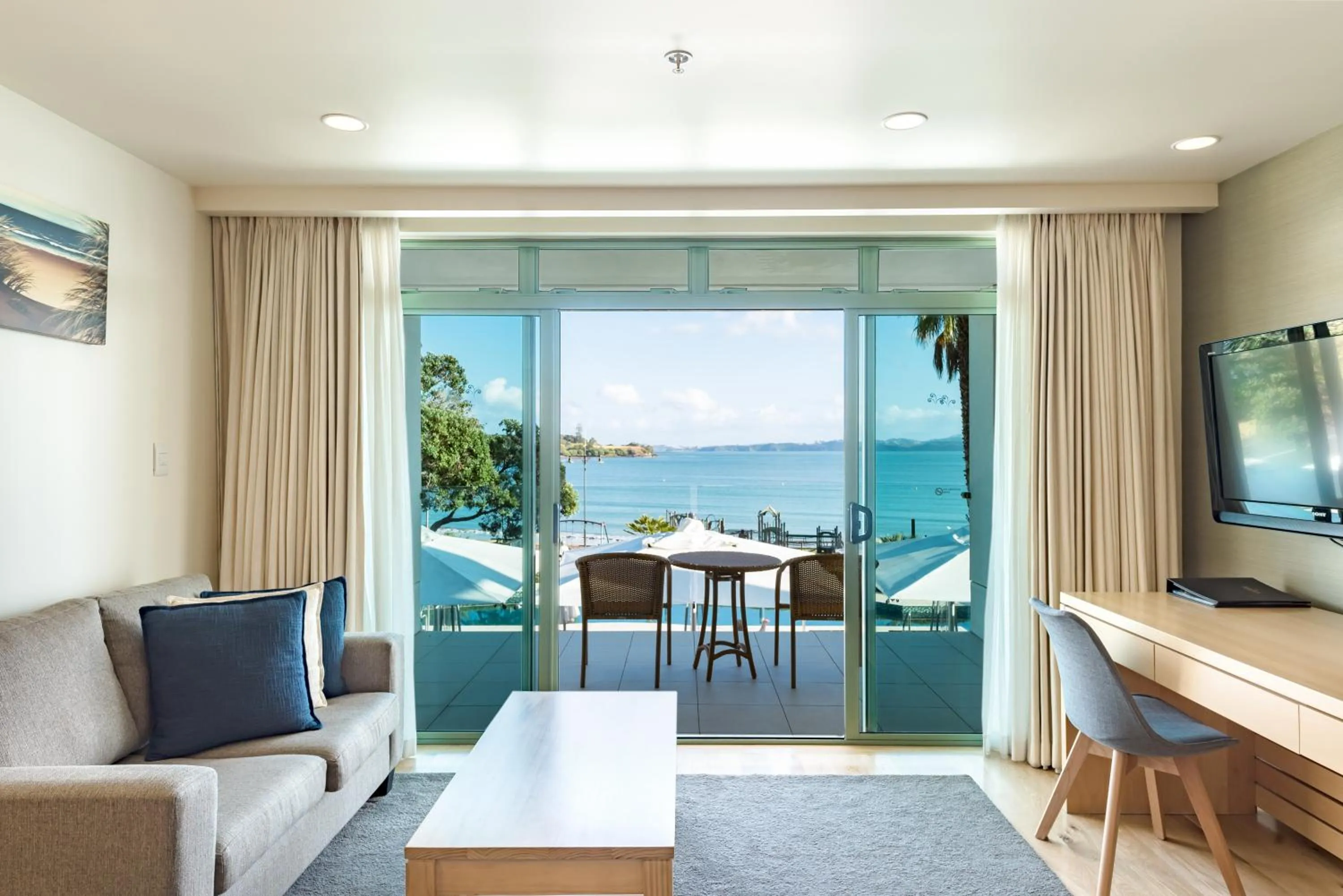 TV and multimedia in Paihia Beach Resort & Spa Hotel