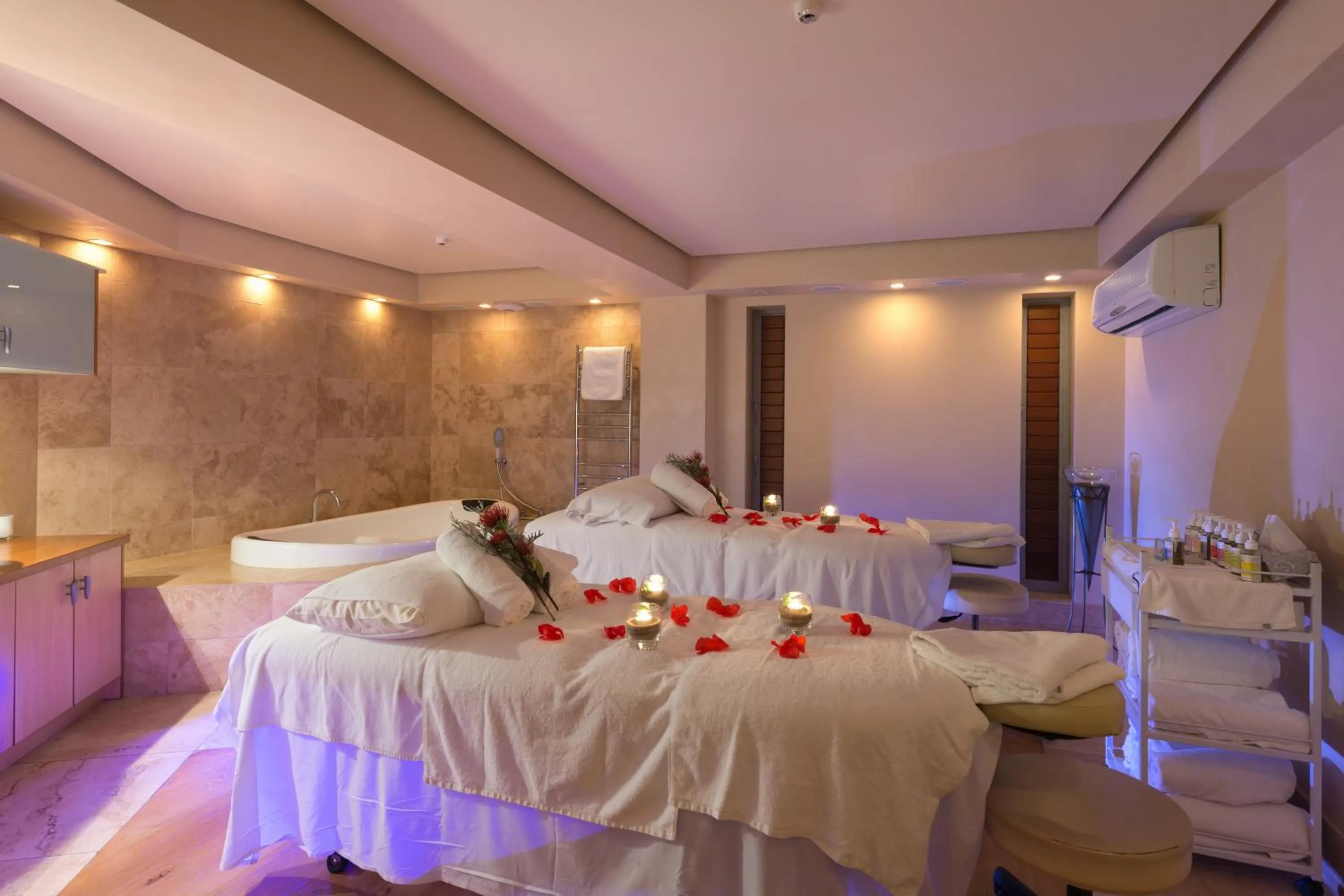 Hot Tub, Bed in Paihia Beach Resort & Spa Hotel