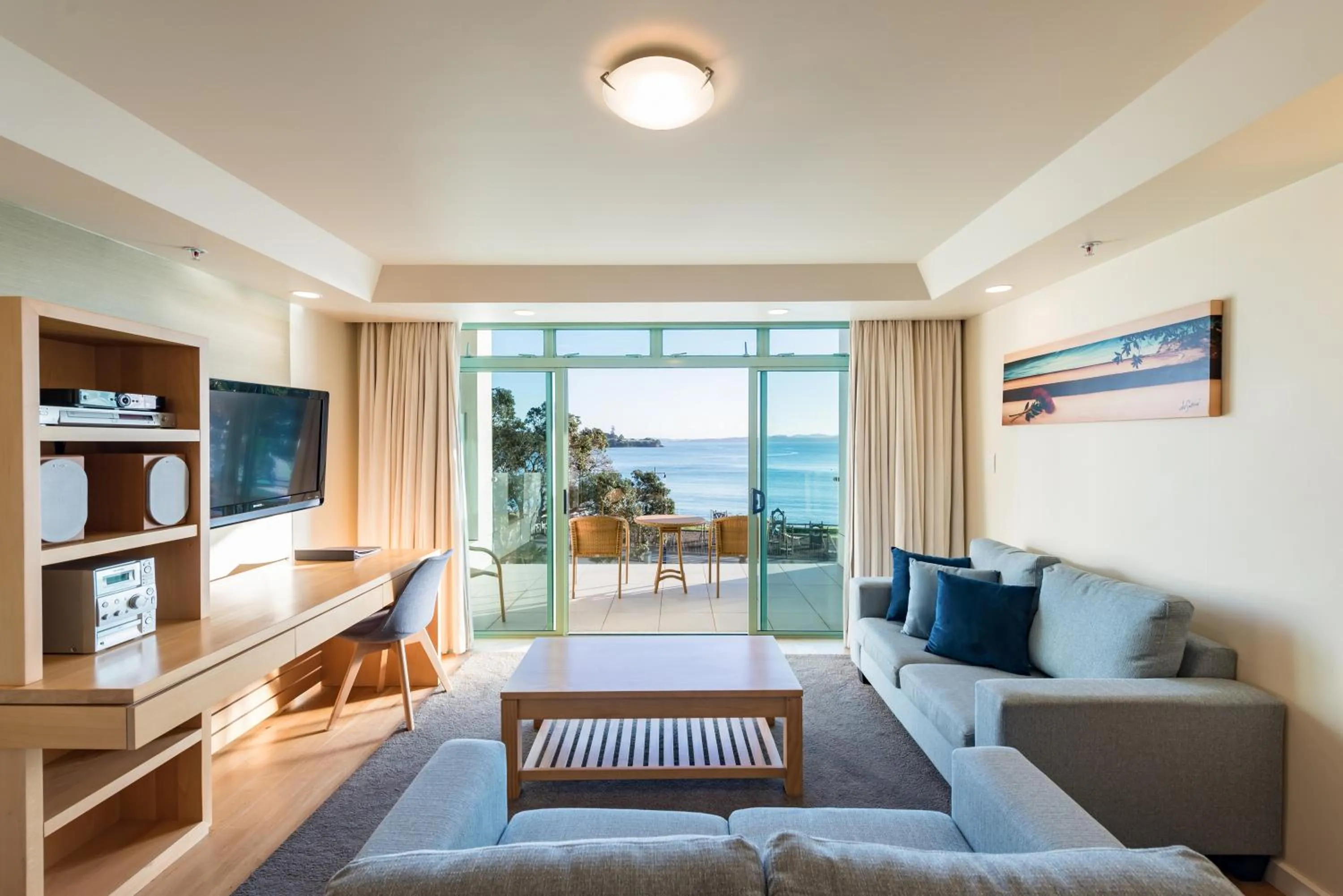 Communal lounge/ TV room in Paihia Beach Resort & Spa Hotel