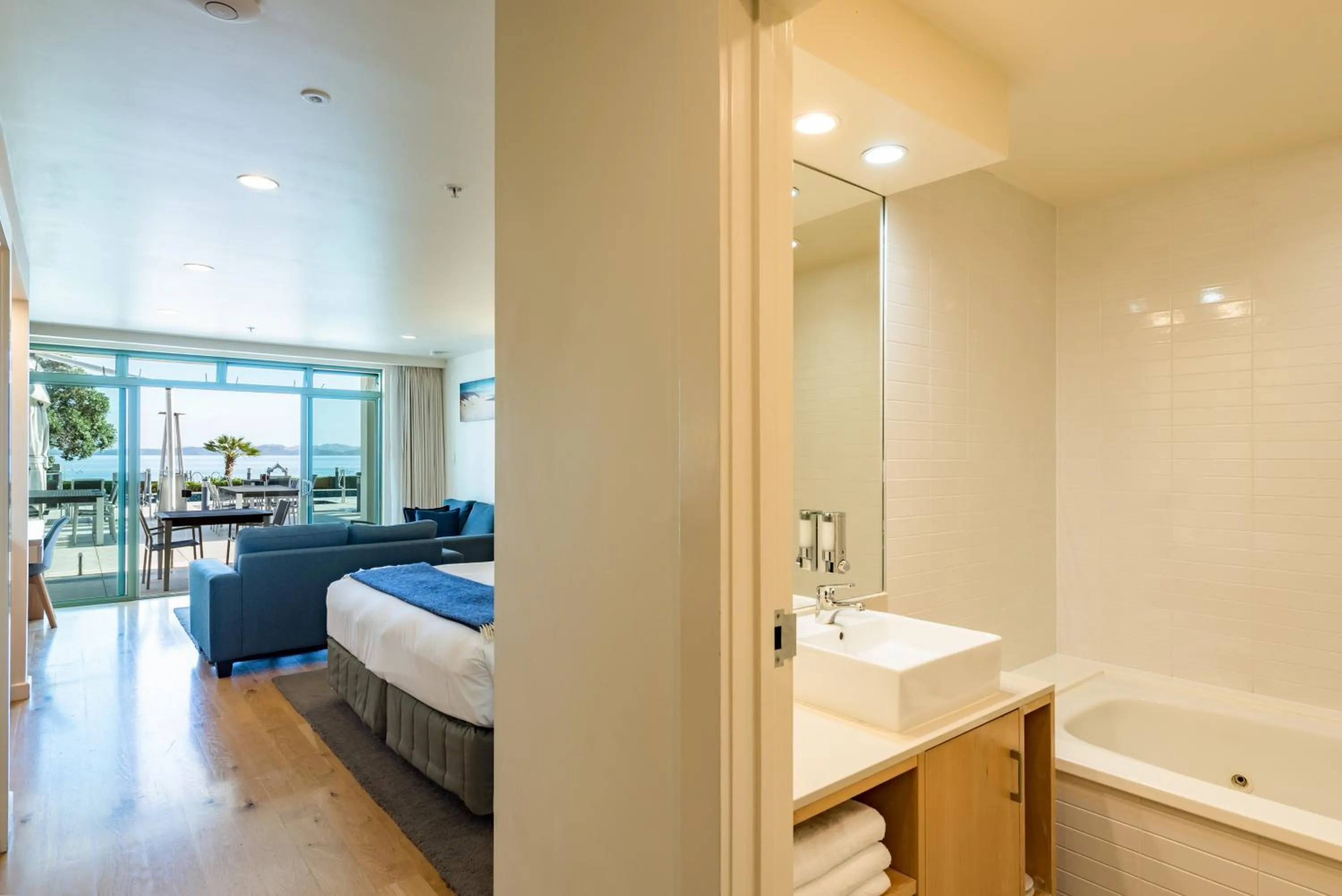 Bathroom, Bed in Paihia Beach Resort & Spa Hotel