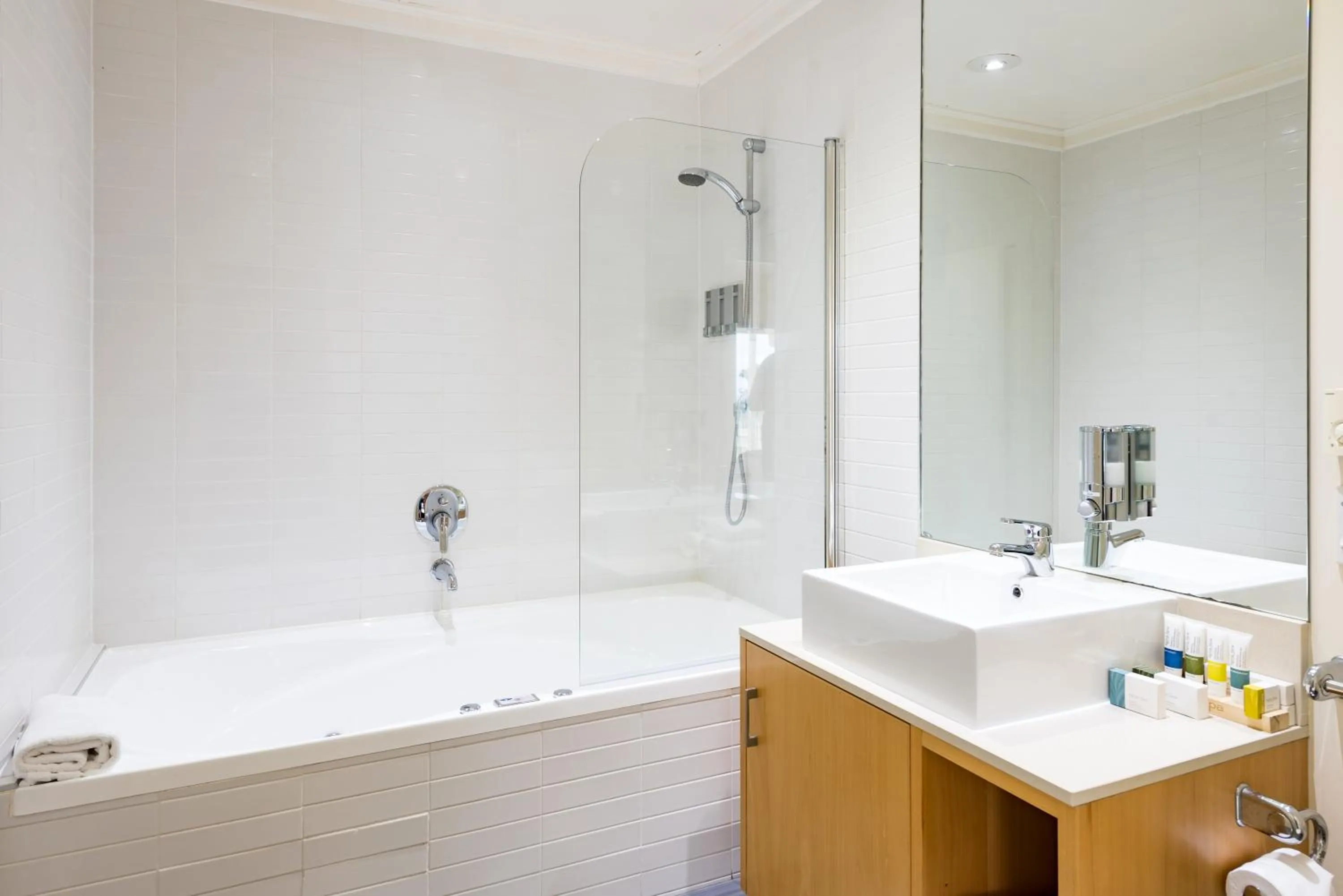 Shower in Paihia Beach Resort & Spa Hotel