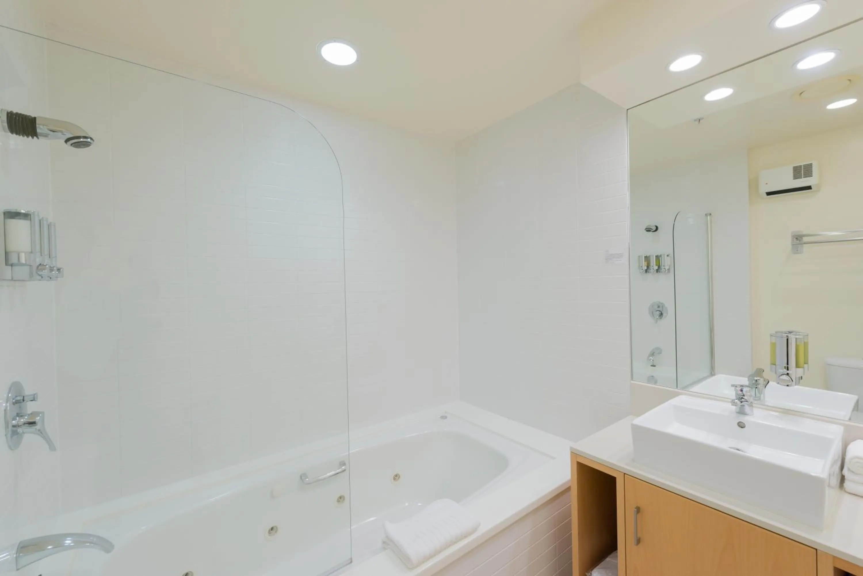 Shower in Paihia Beach Resort & Spa Hotel