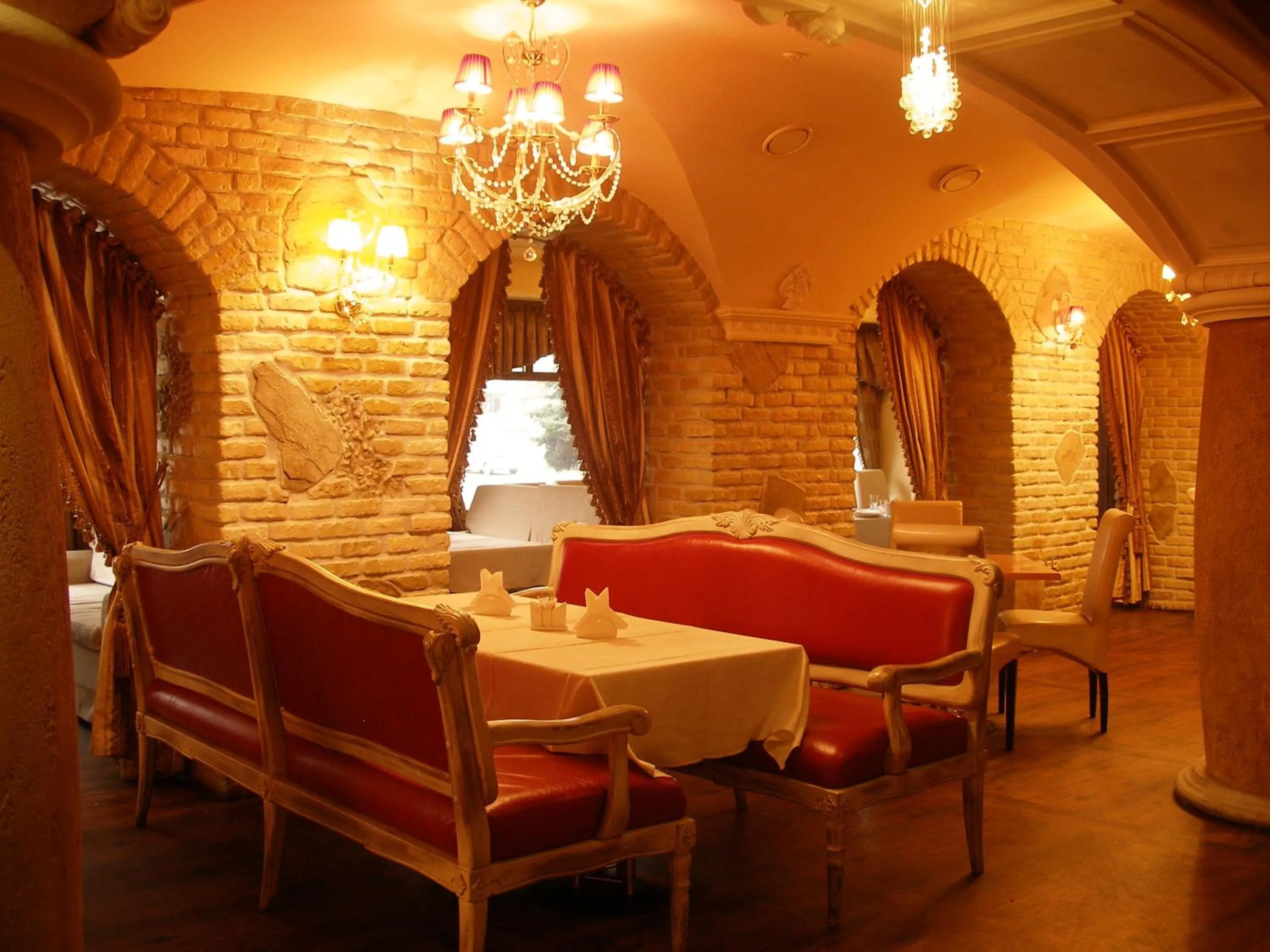 Restaurant/places to eat in Hotel Meduza