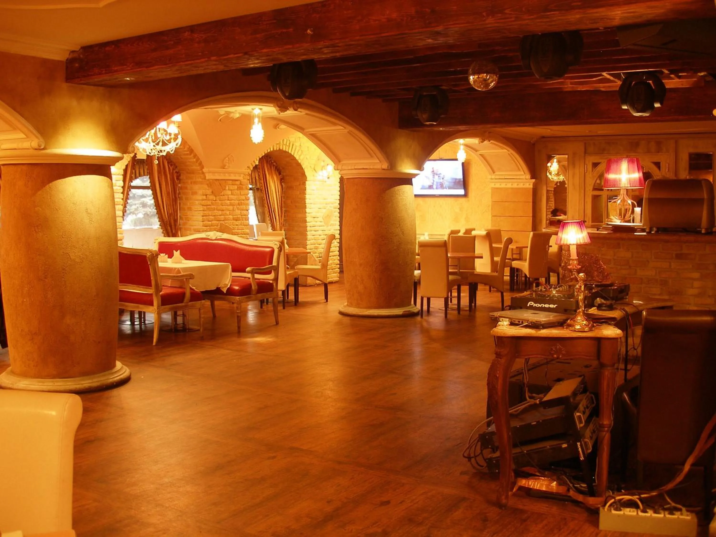 Restaurant/places to eat in Hotel Meduza