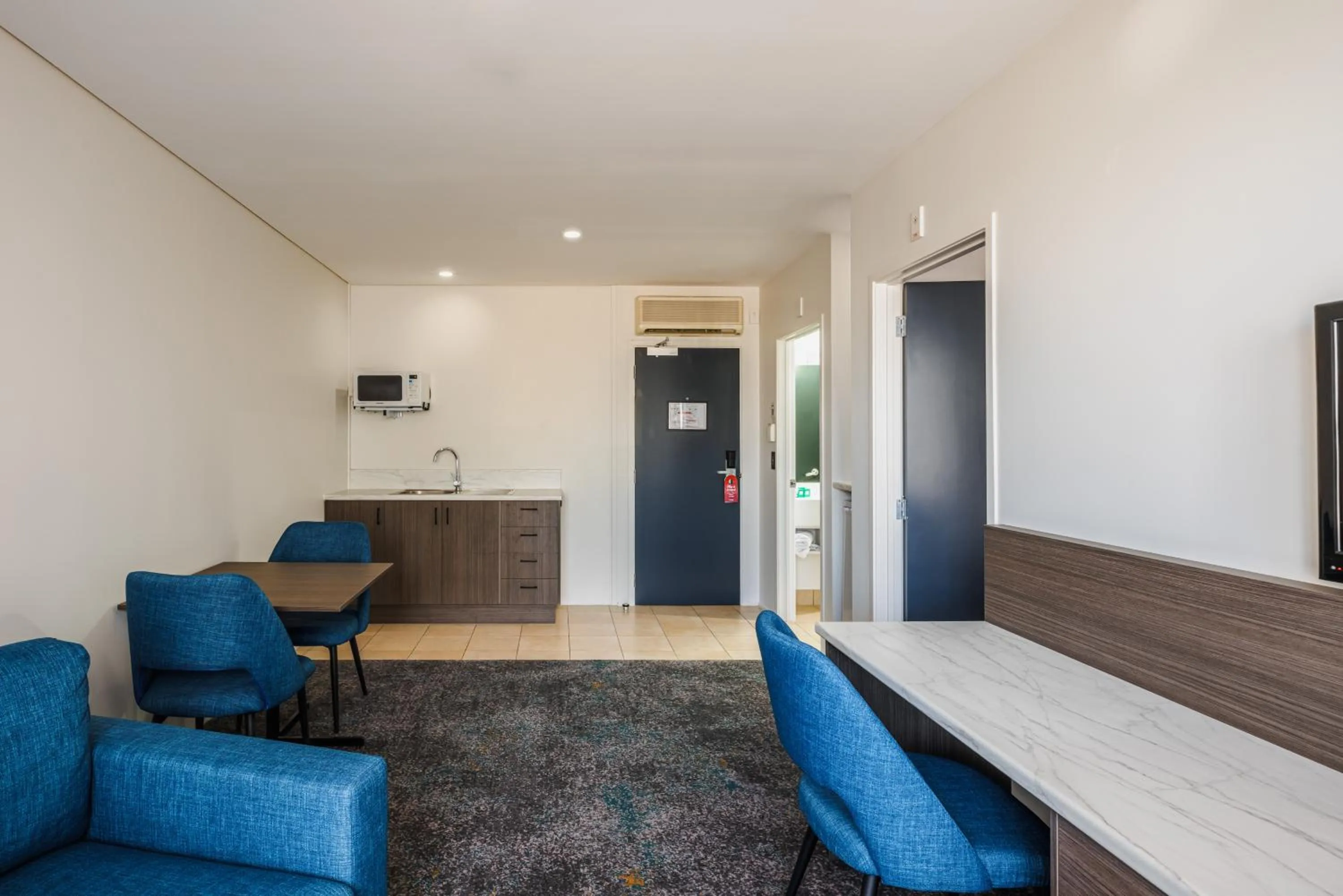 Kitchen or kitchenette in Heartland Hotel Auckland Airport