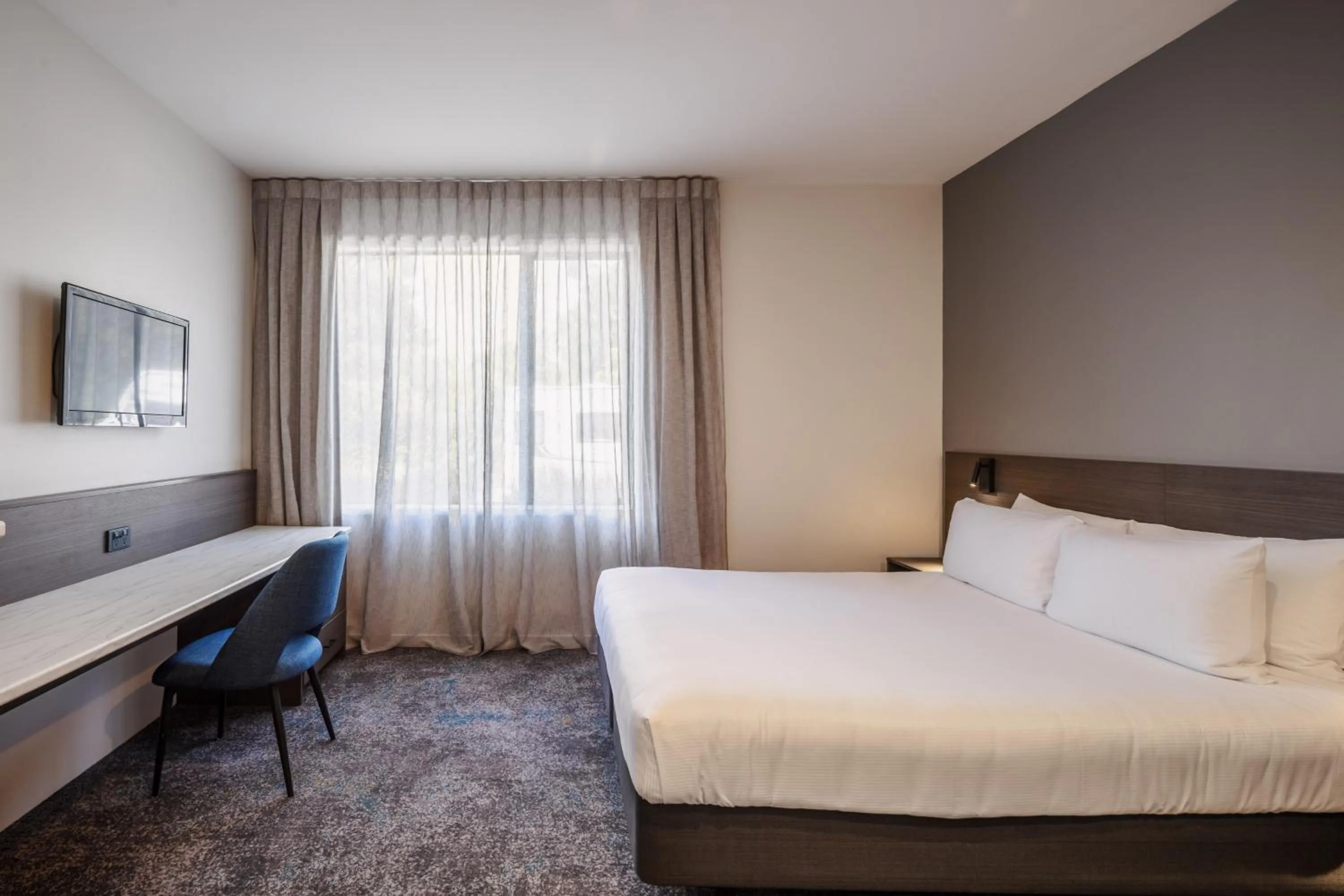 Photo of the whole room, Bed in Heartland Hotel Auckland Airport