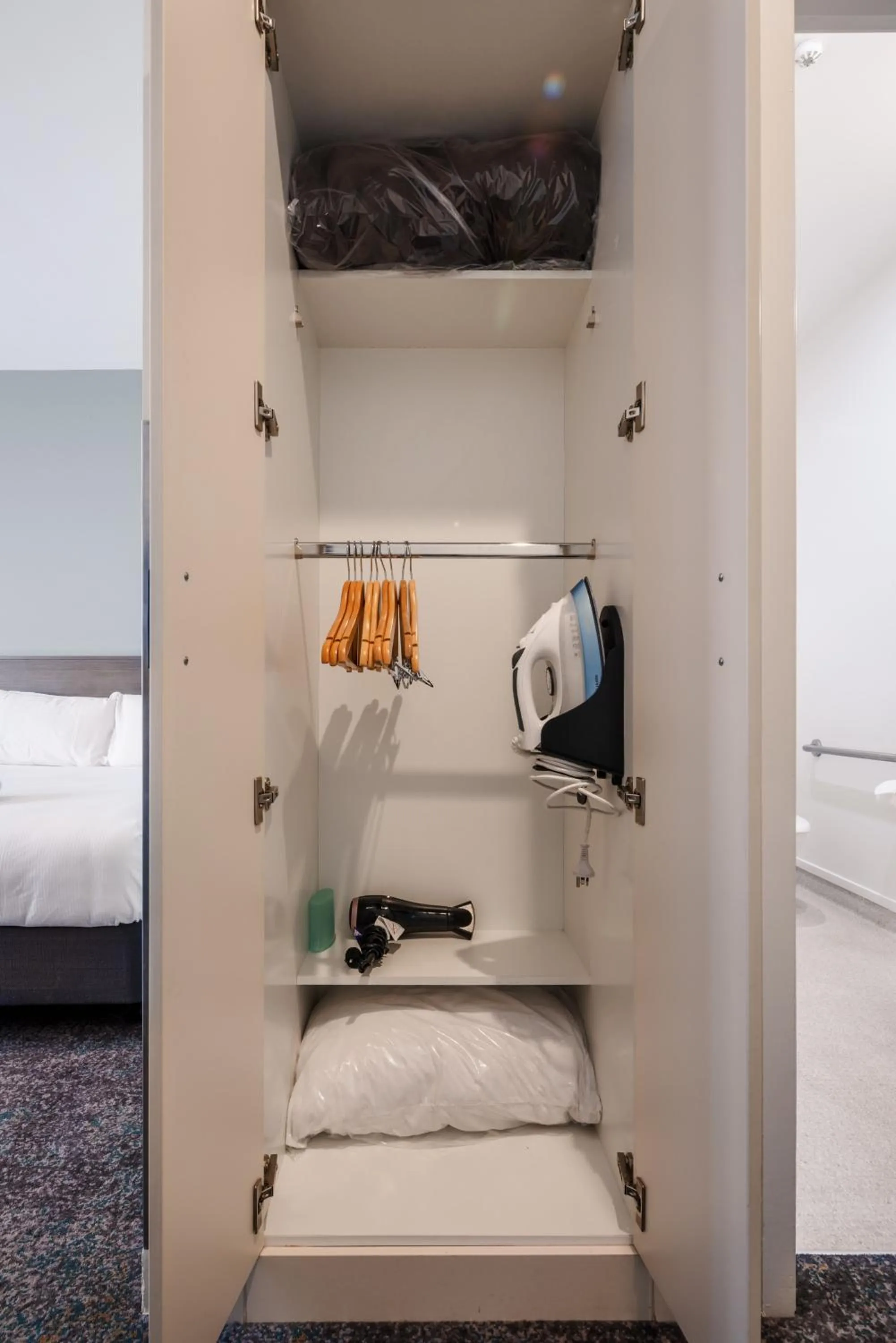 wardrobe, Bed in Heartland Hotel Auckland Airport