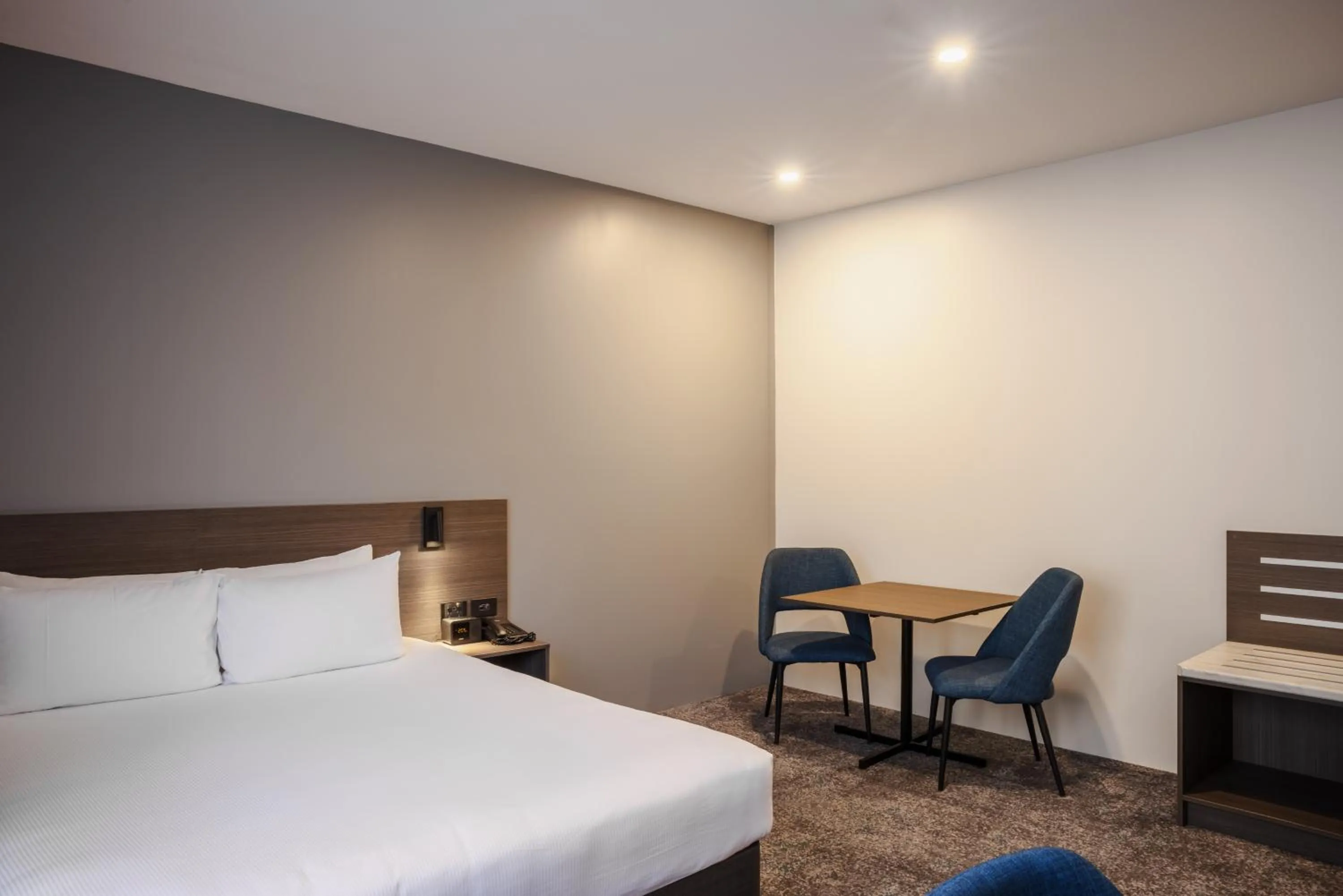 Bed in Heartland Hotel Auckland Airport