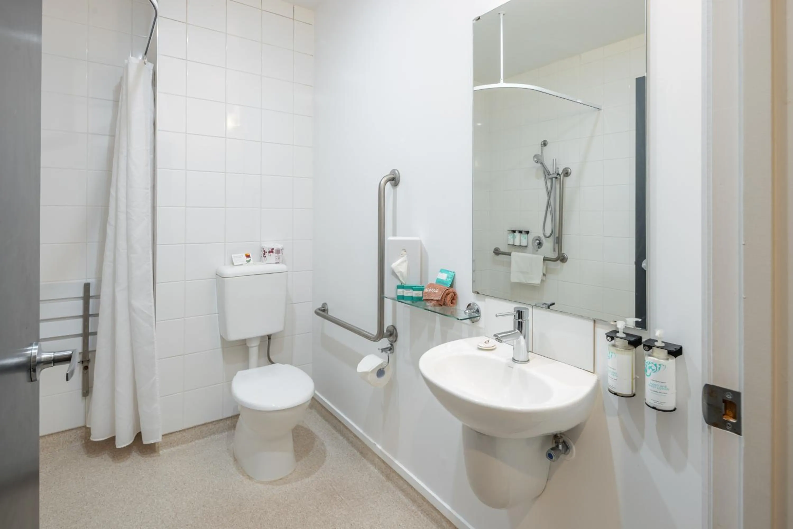 Bathroom in Heartland Hotel Auckland Airport