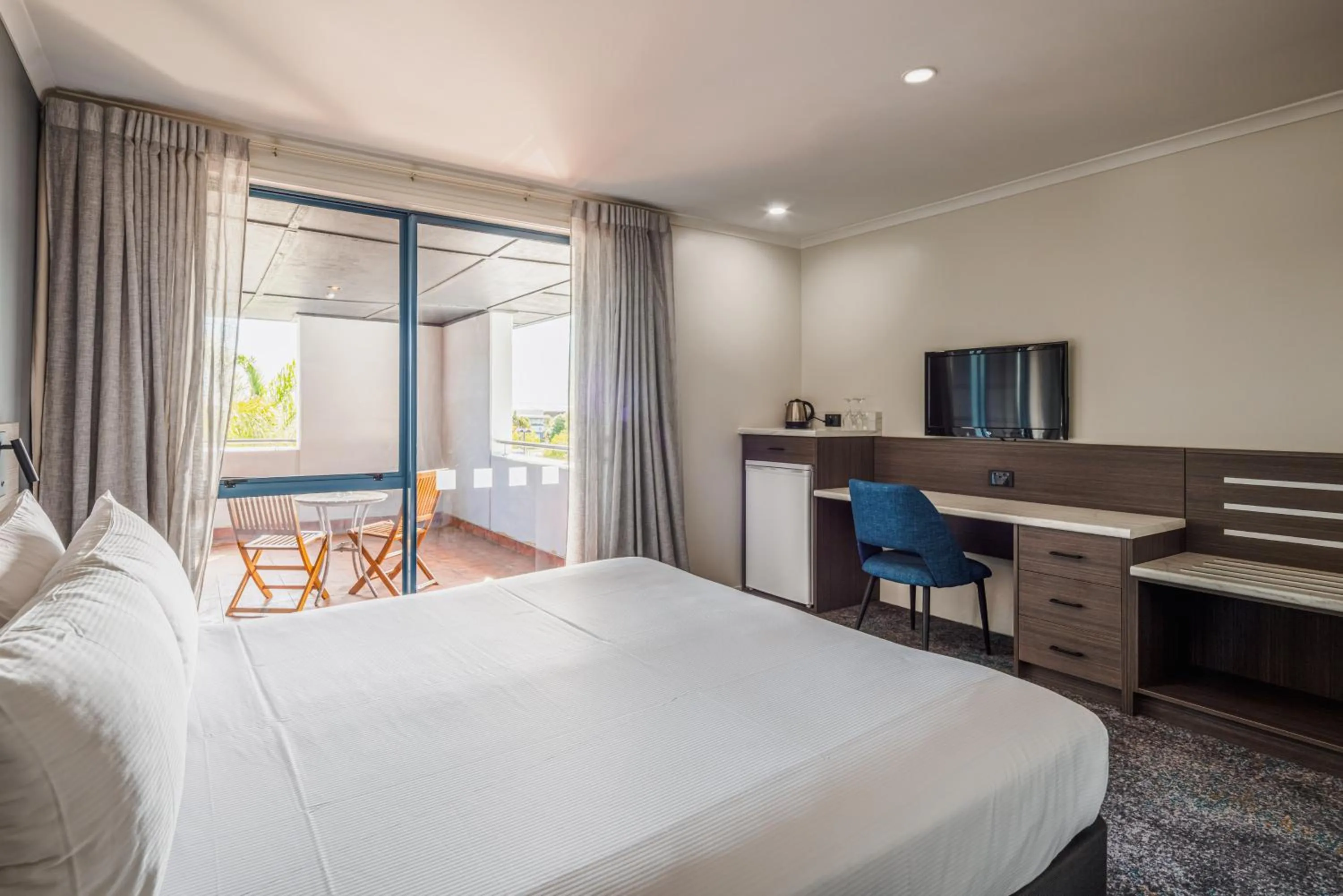 TV and multimedia, Bed in Heartland Hotel Auckland Airport