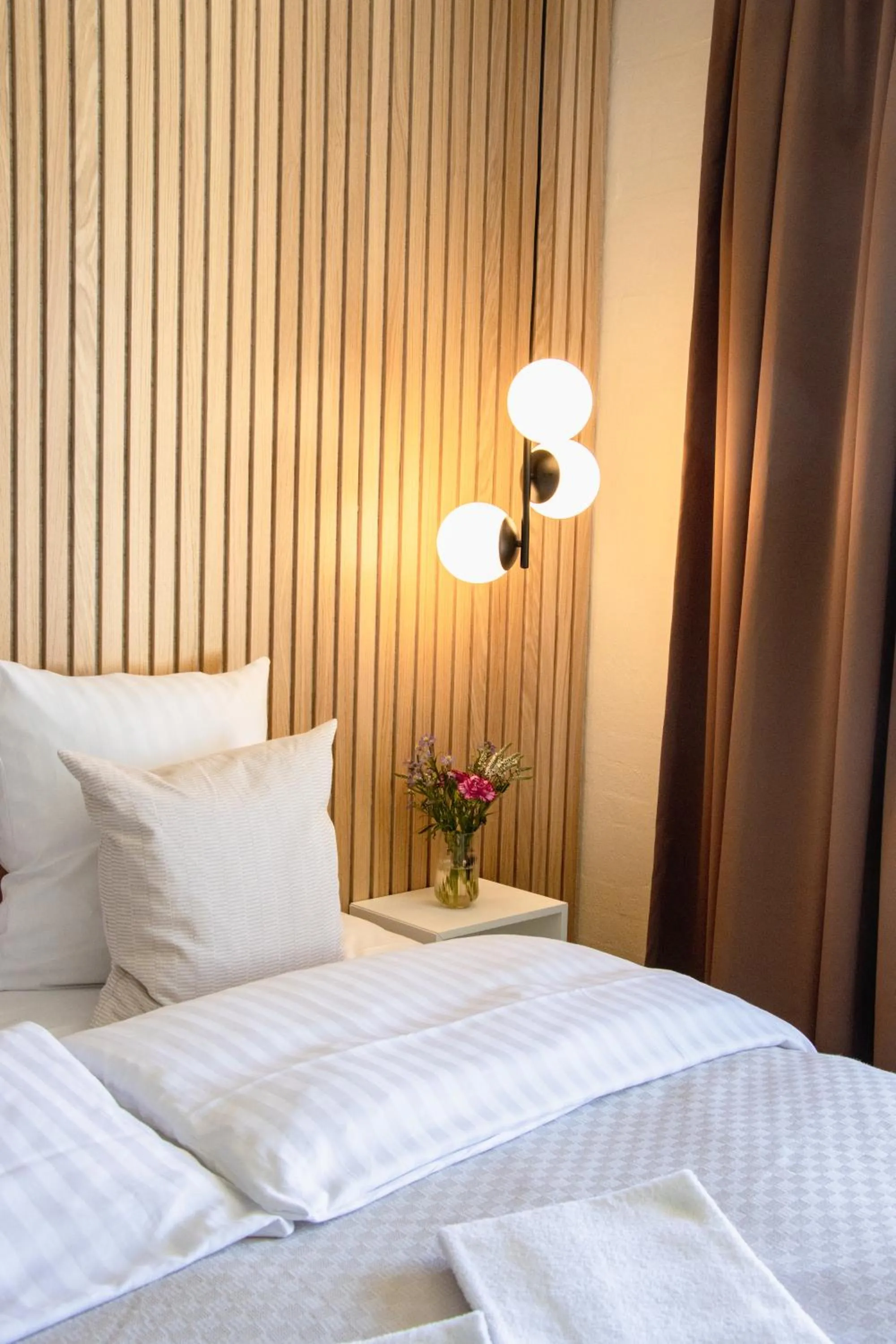 Bedroom, Bed in Strandhotel Klitrosen