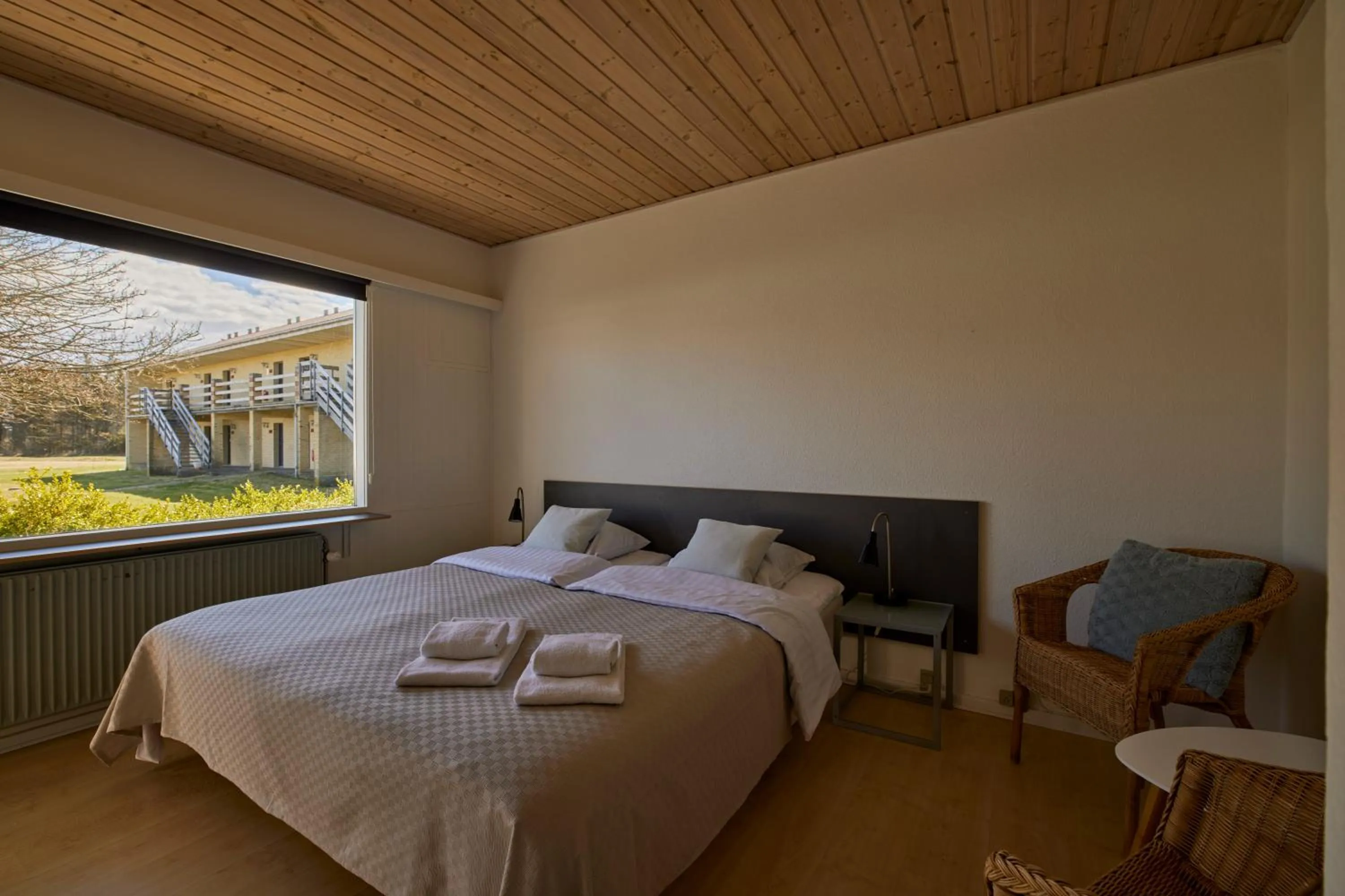 Photo of the whole room, Bed in Strandhotel Klitrosen