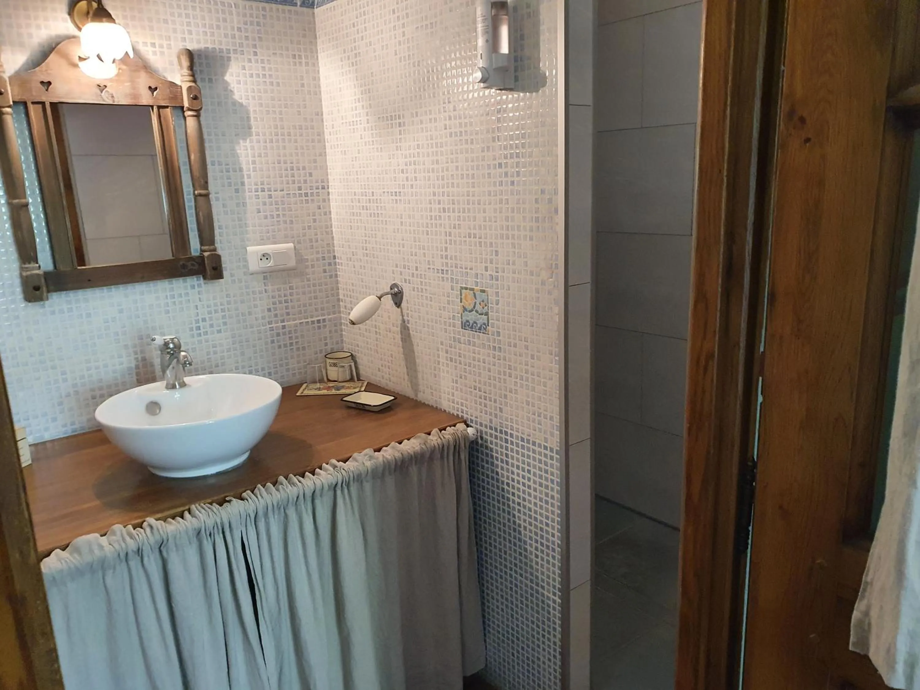 Shower in Les Mout'Anes