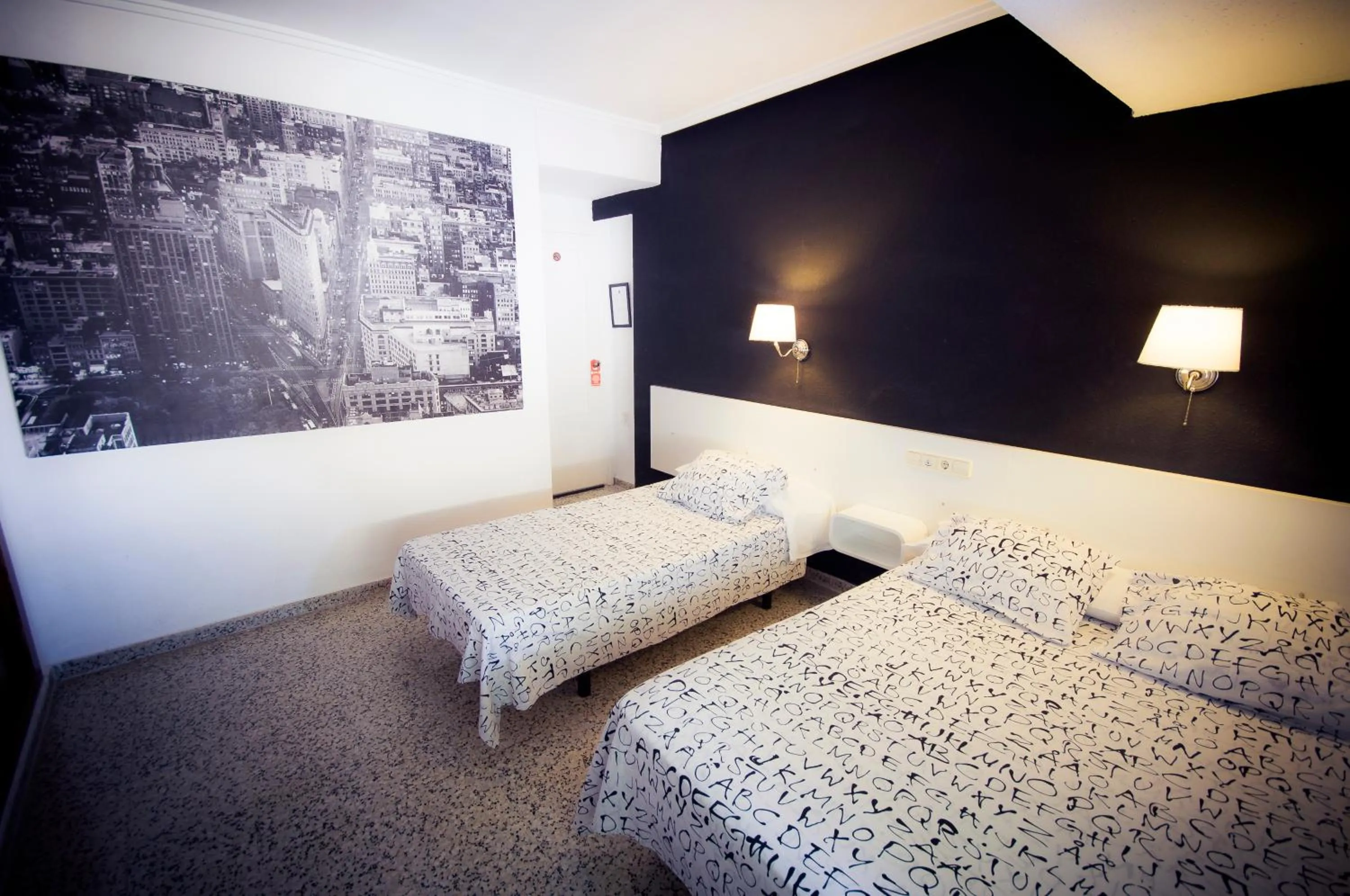 Photo of the whole room, Bed in Hostal On Dormire Valencia