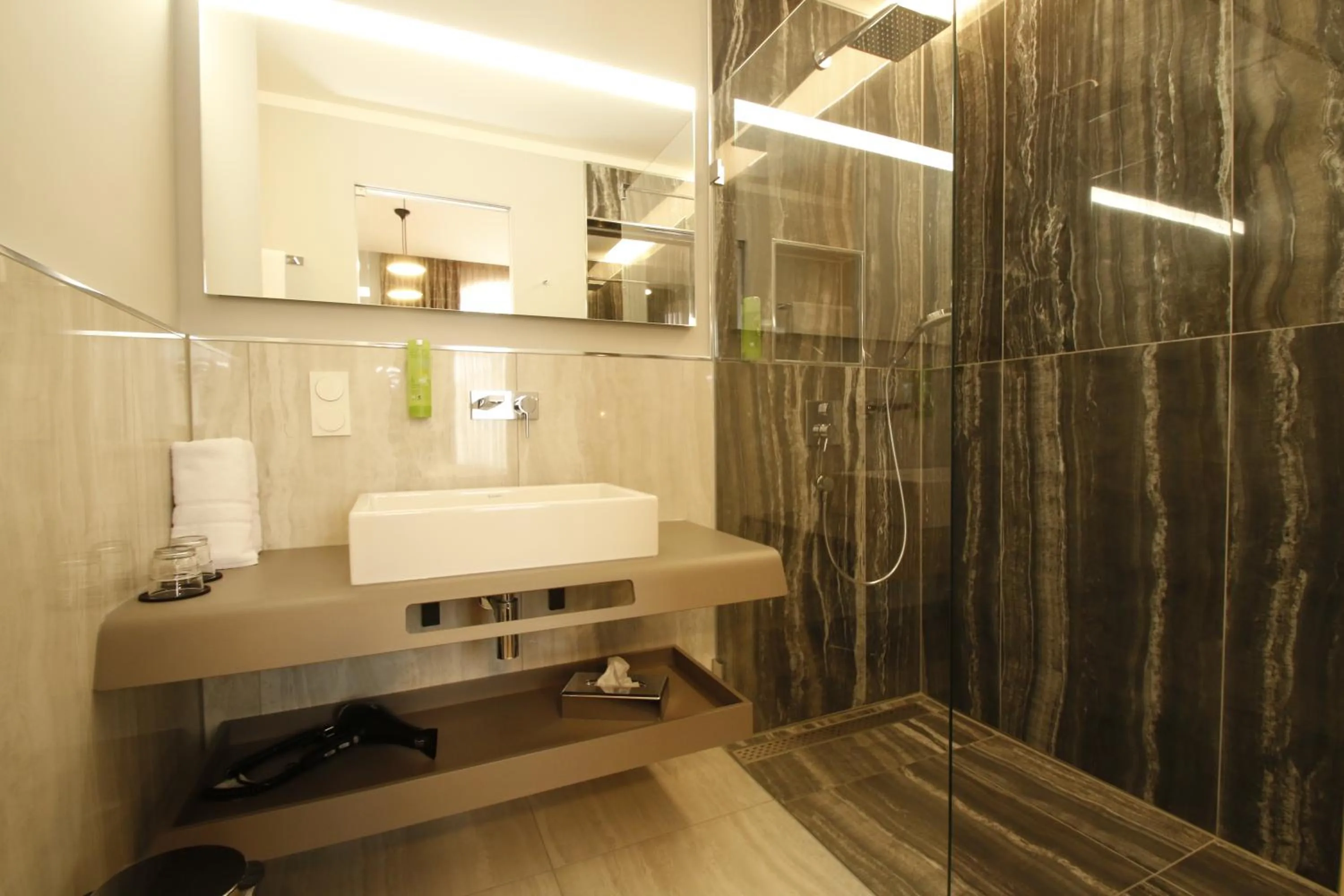 Shower in Amelie No 1 Hotel & Appartements