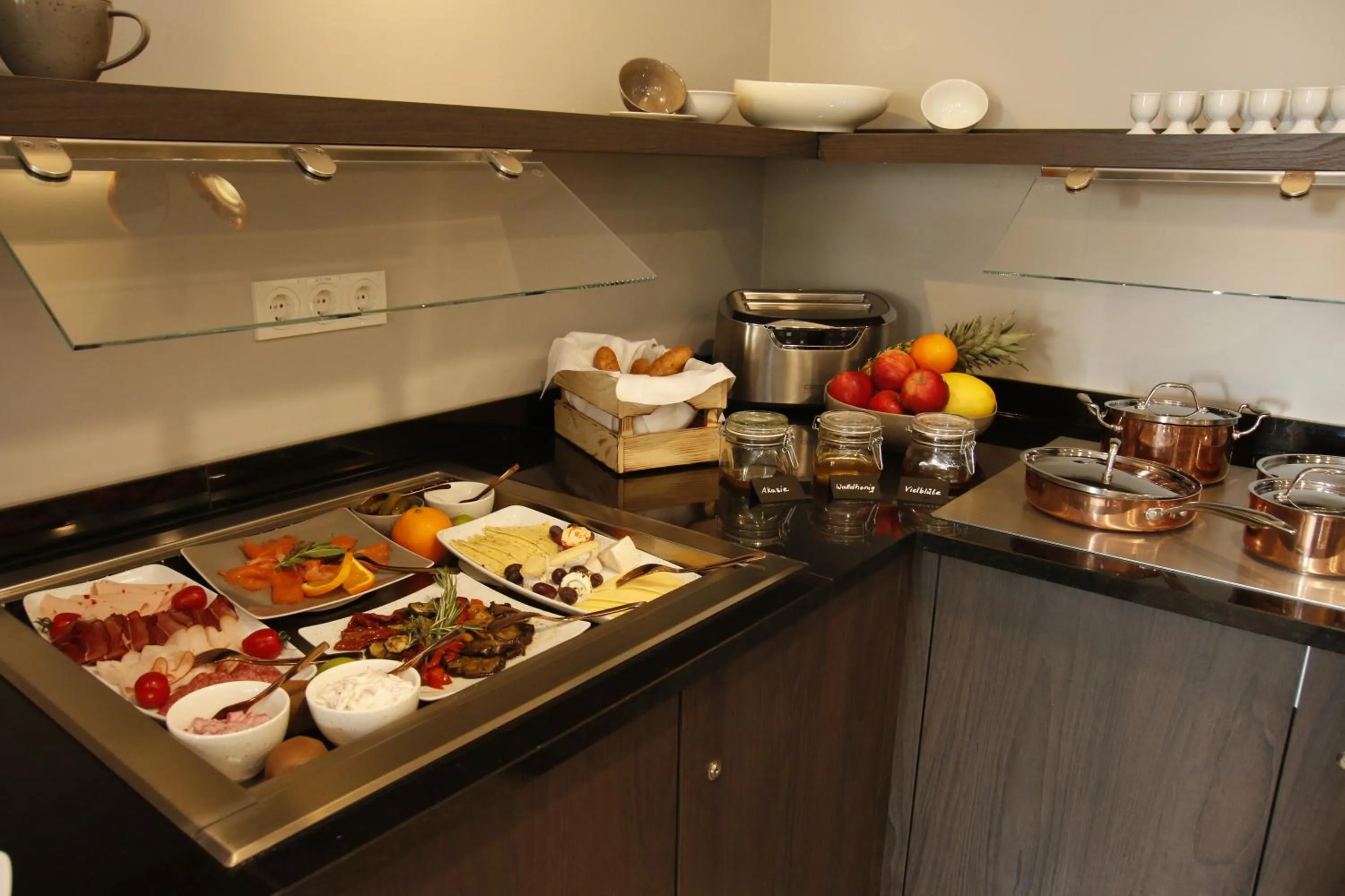 Food and drinks in Amelie No 1 Hotel & Appartements