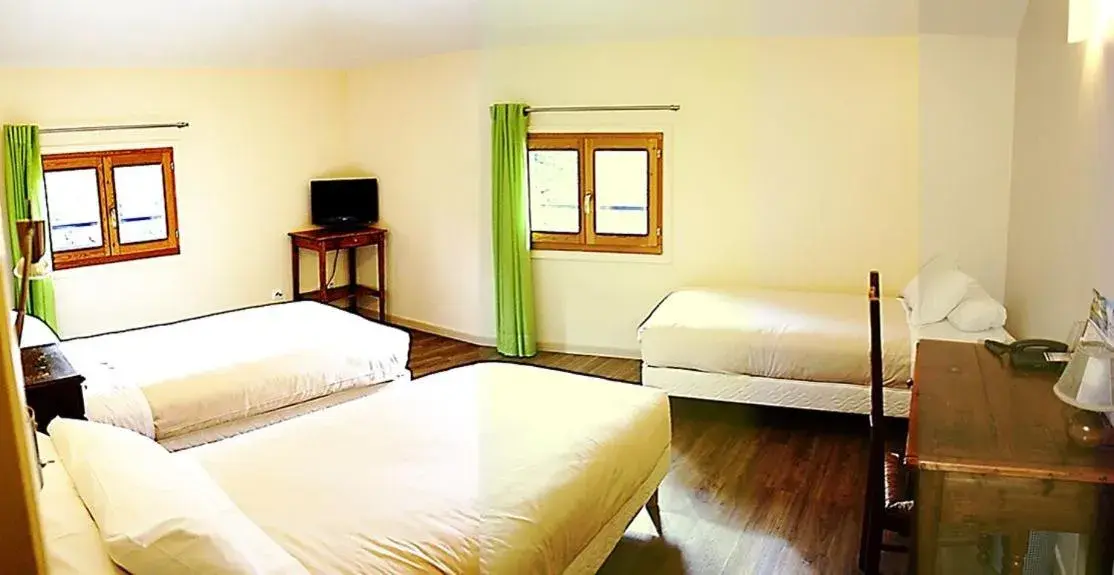 Triple Room in Le Prieuré Triple Room in Le Prieuré