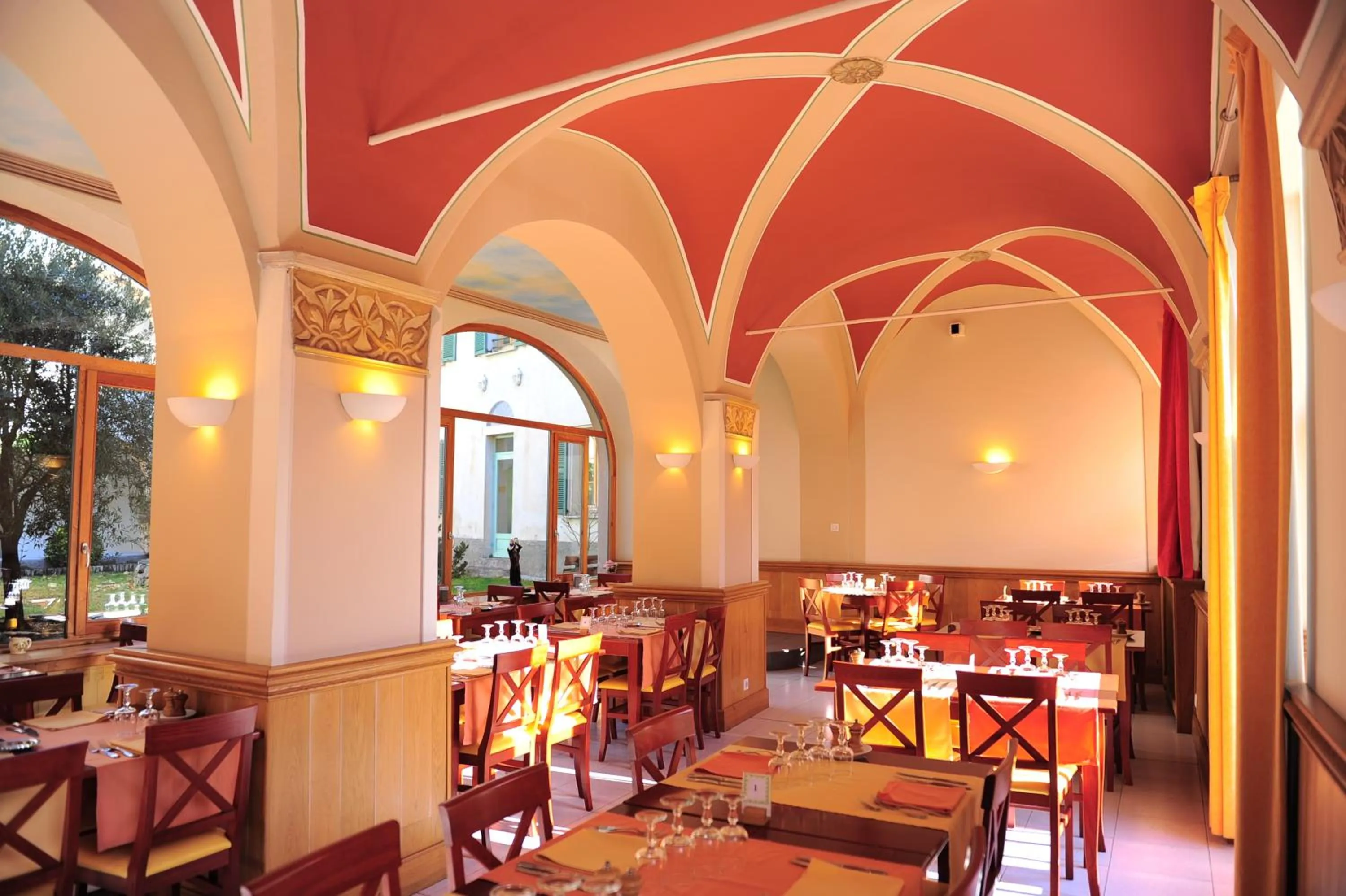 Restaurant/places to eat in Le Prieuré