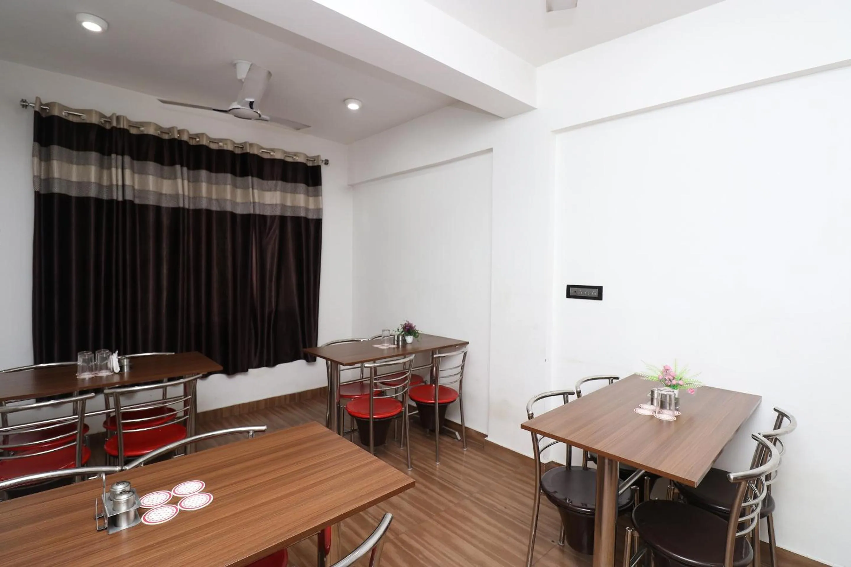 Restaurant/places to eat in Hotel O Abc Residency