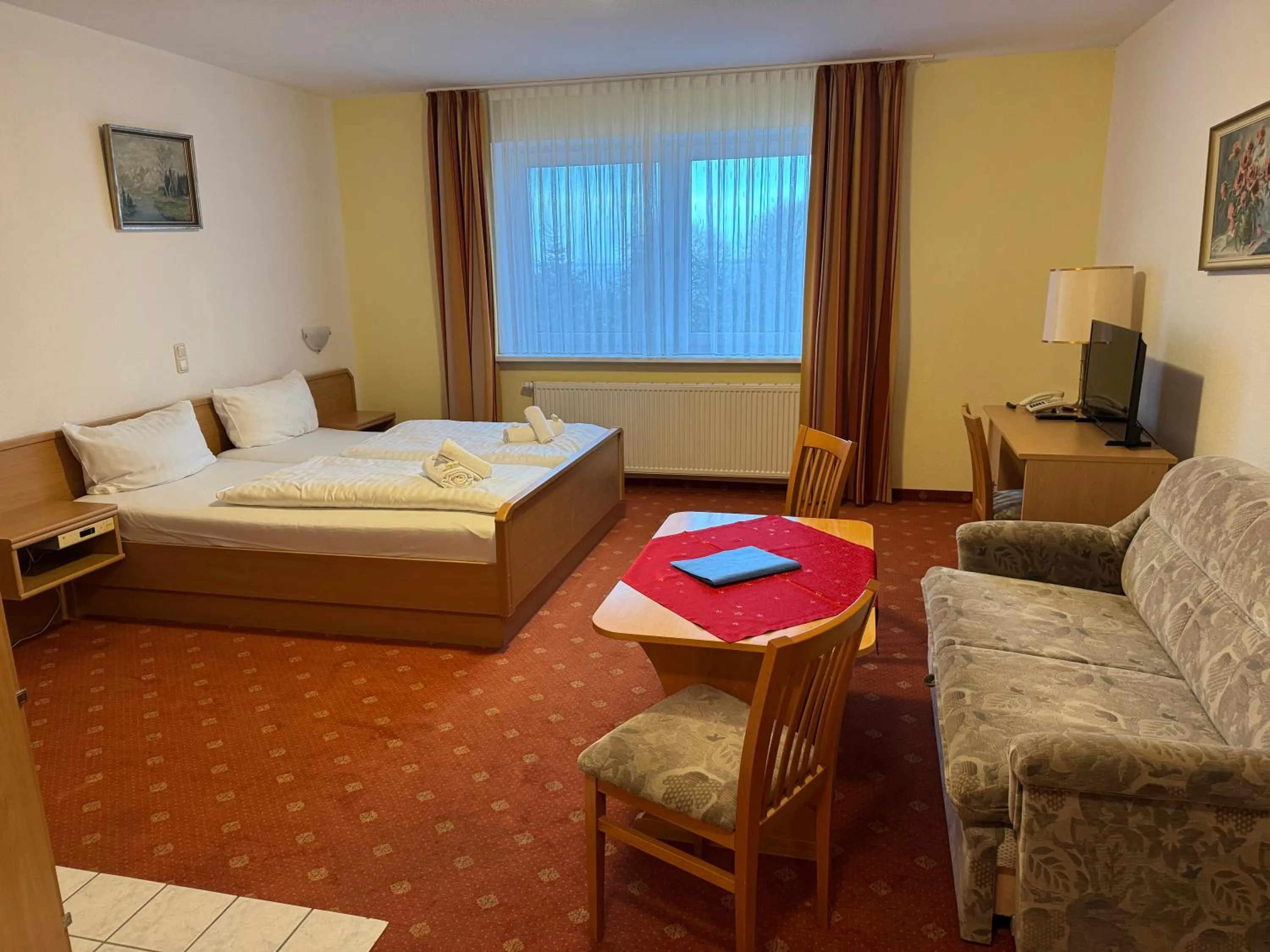 Living room, Bed in Alcor Hotel Feriendorf an der Ostsee