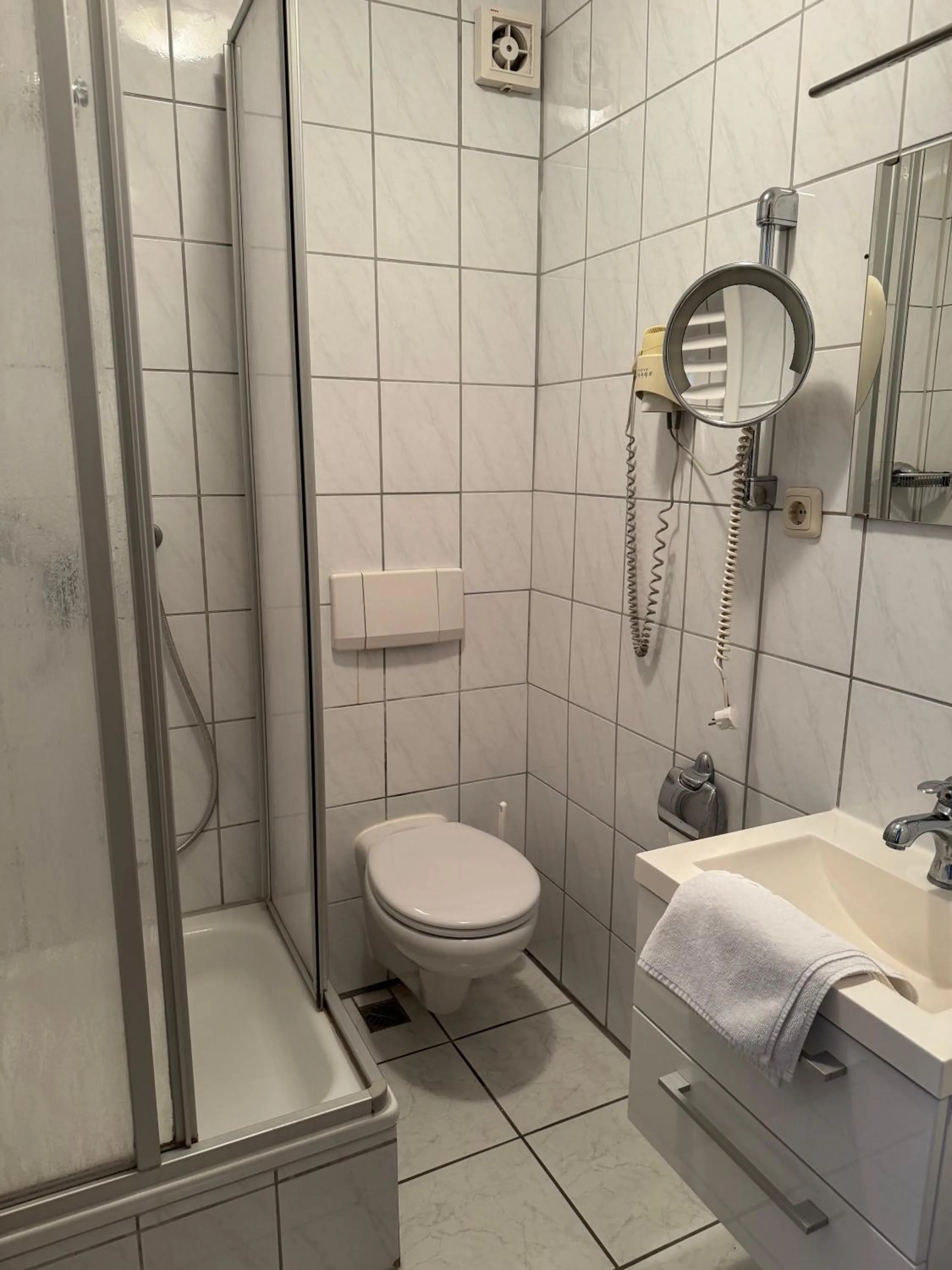 Toilet in Alcor Hotel Feriendorf an der Ostsee