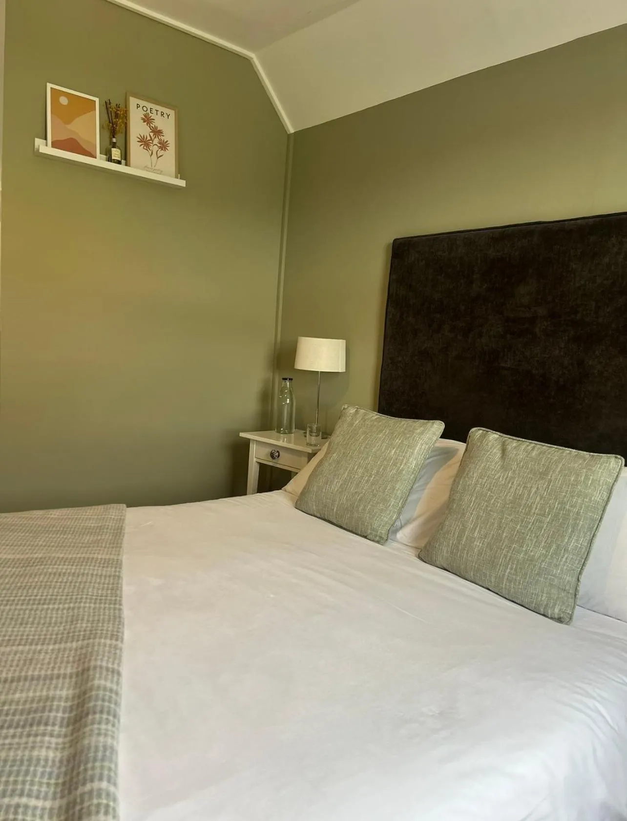 Bed in Maddens Bridge Bar & Guesthouse