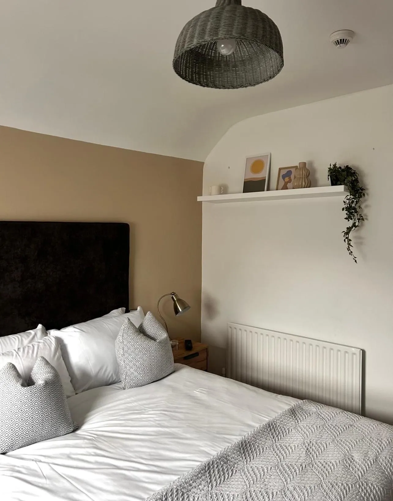 Bed in Maddens Bridge Bar & Guesthouse