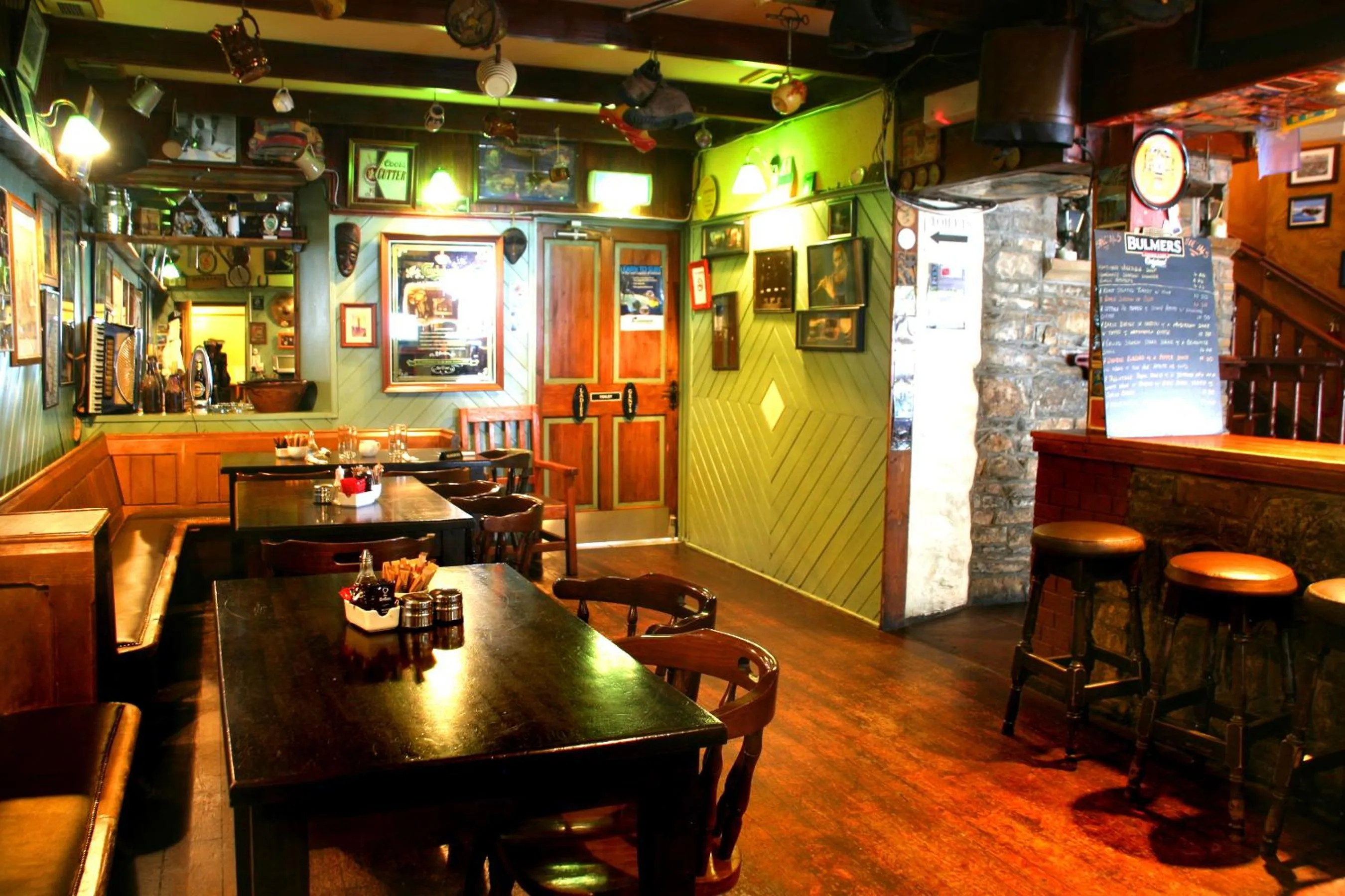 Lounge or bar in Maddens Bridge Bar & Guesthouse