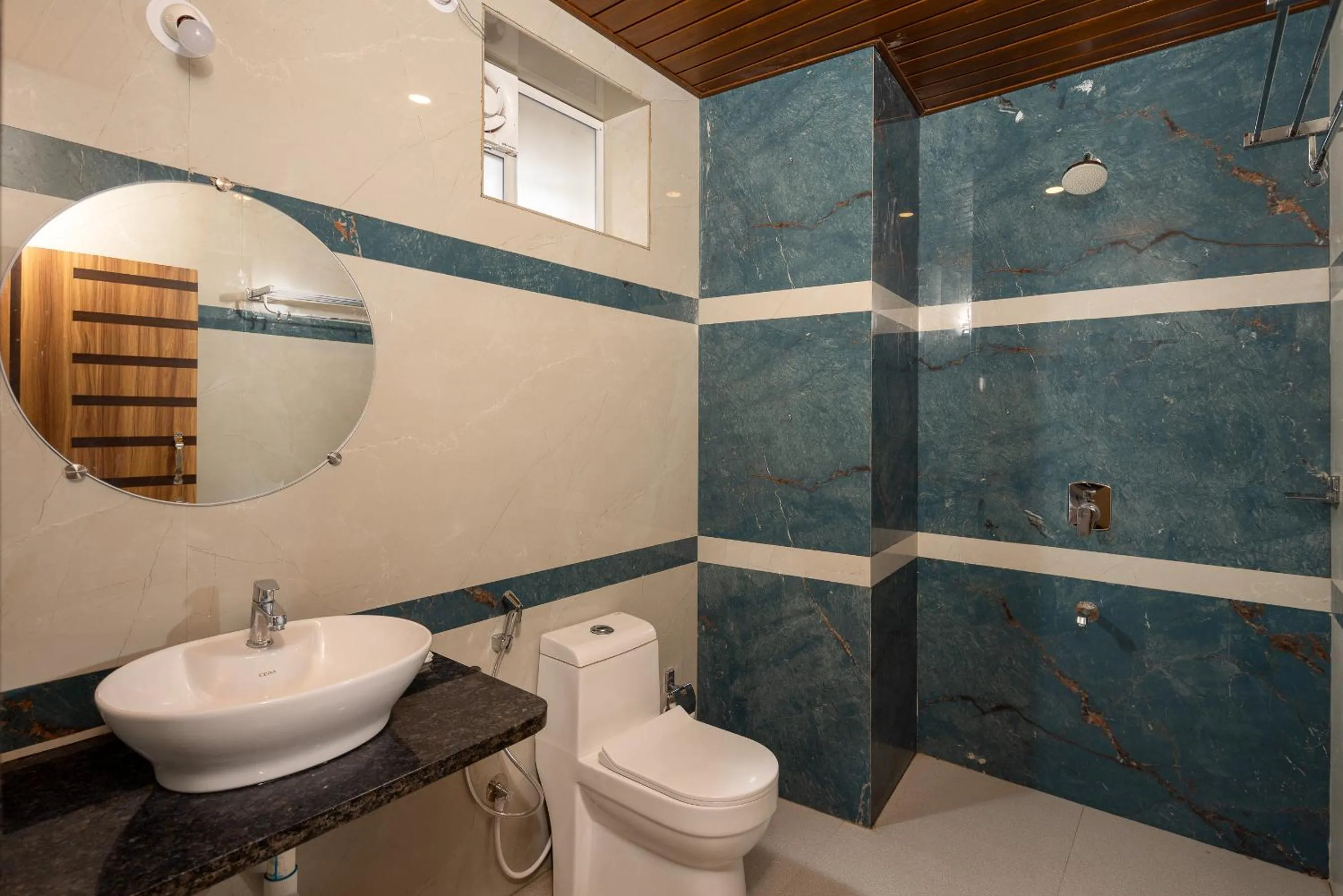 Shower in Crystall Goa Emerald Edition