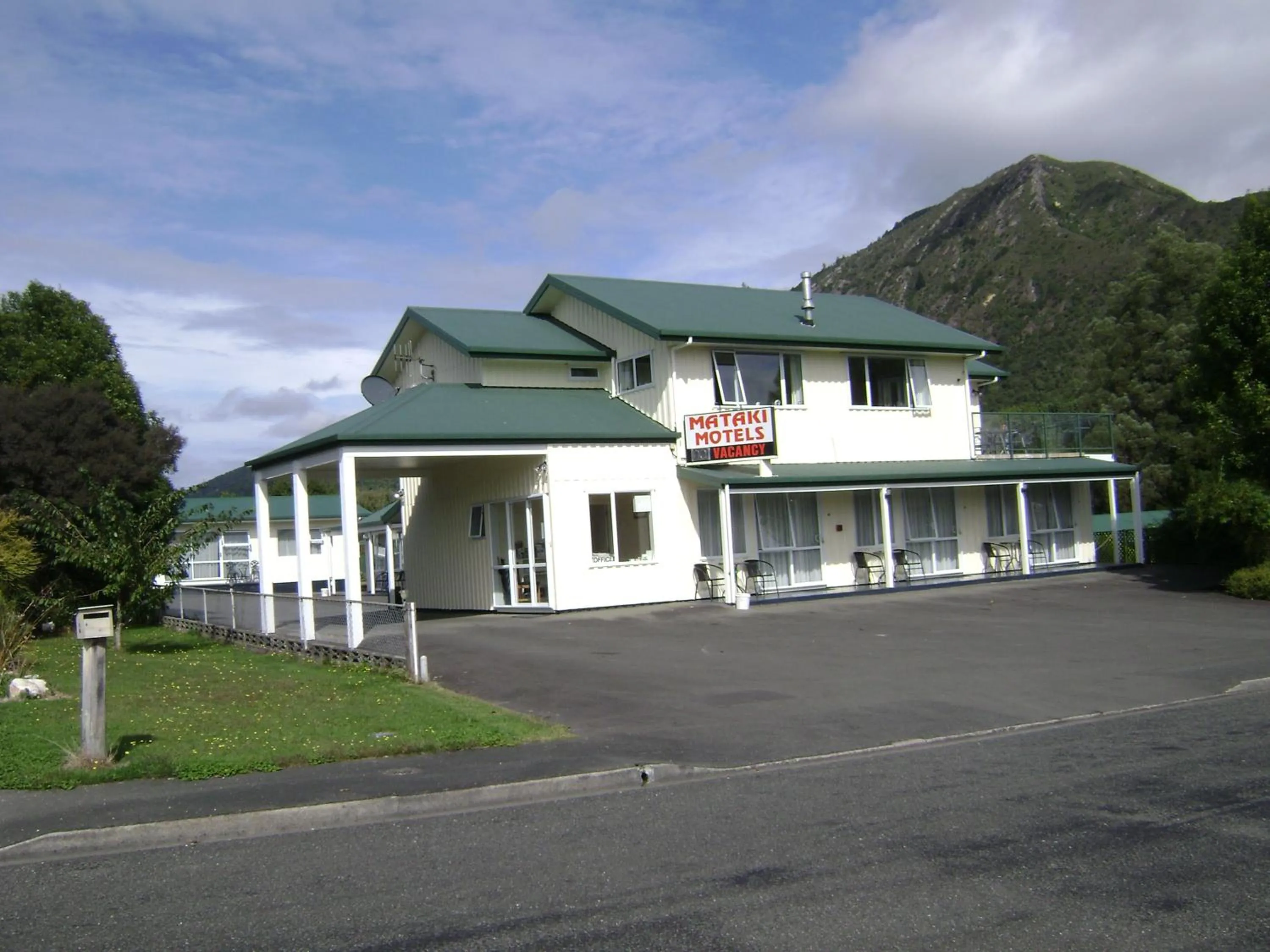 Facade/entrance in Mataki Motel