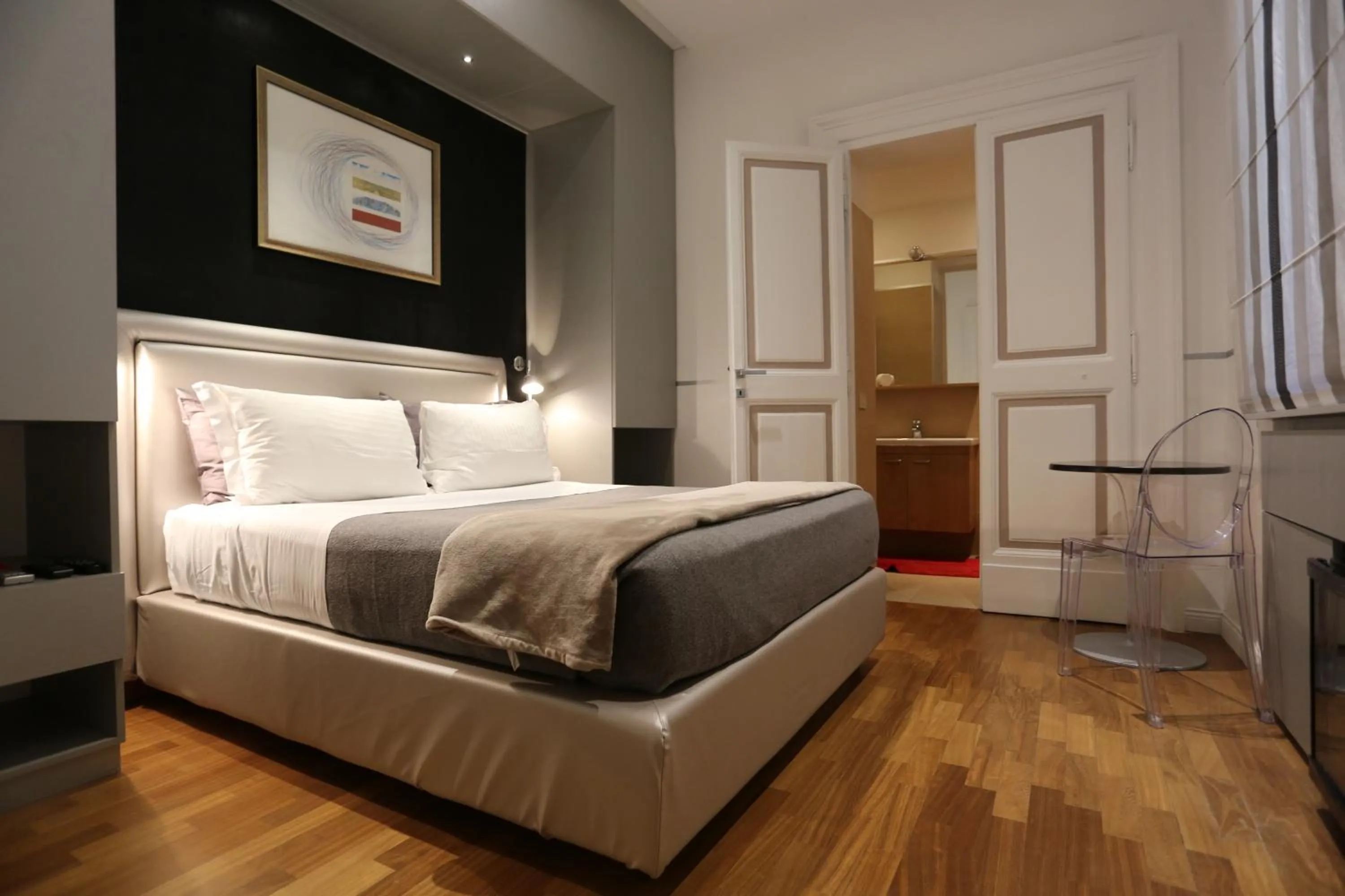 Photo of the whole room, Bed in Luxury on the River