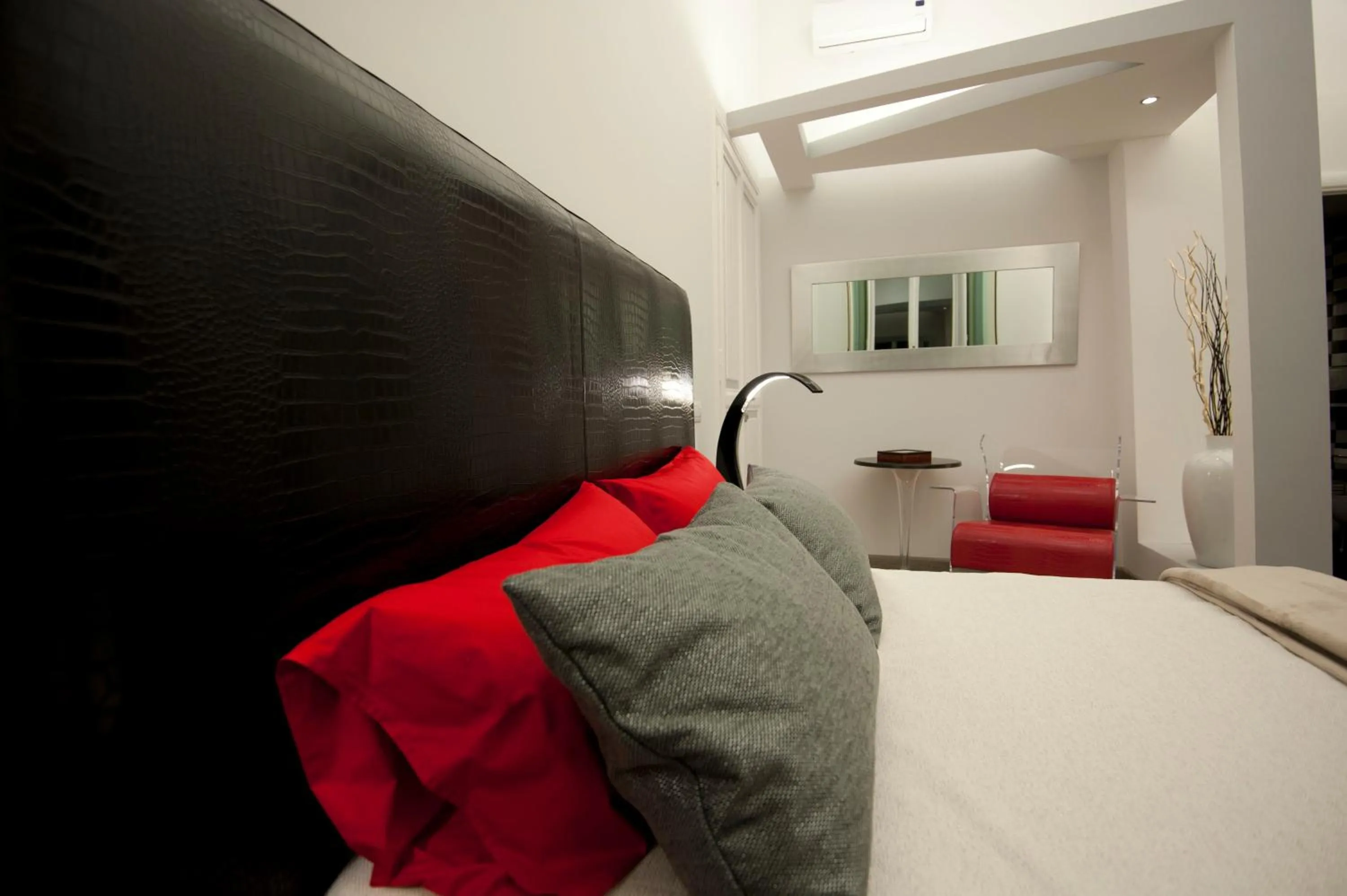 Bedroom, Bed in Luxury on the River