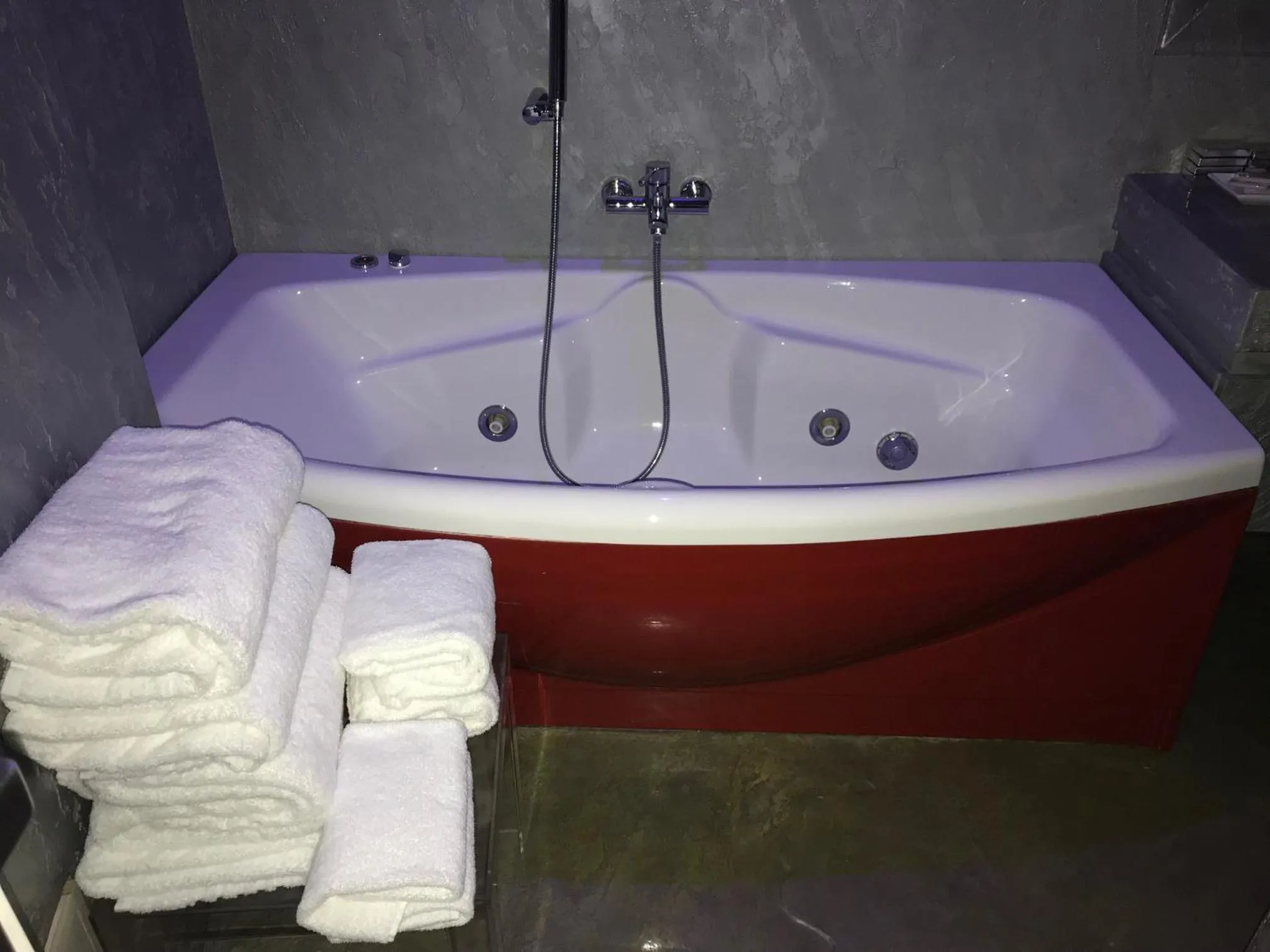 Hot Tub in Luxury on the River