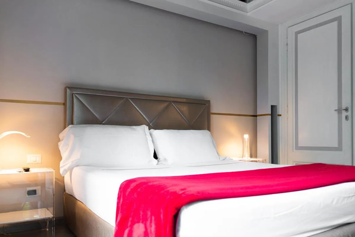 Photo of the whole room, Bed in Luxury on the River