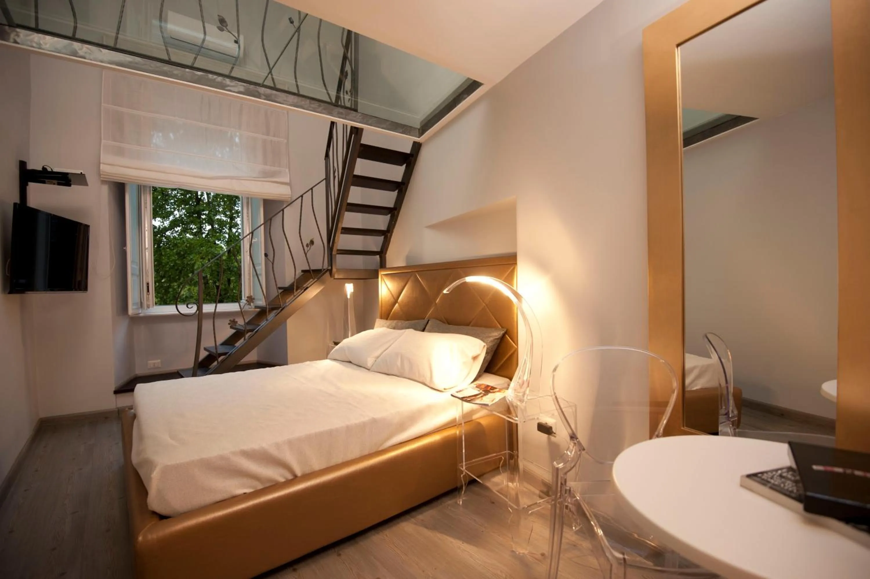 Photo of the whole room, Bed in Luxury on the River