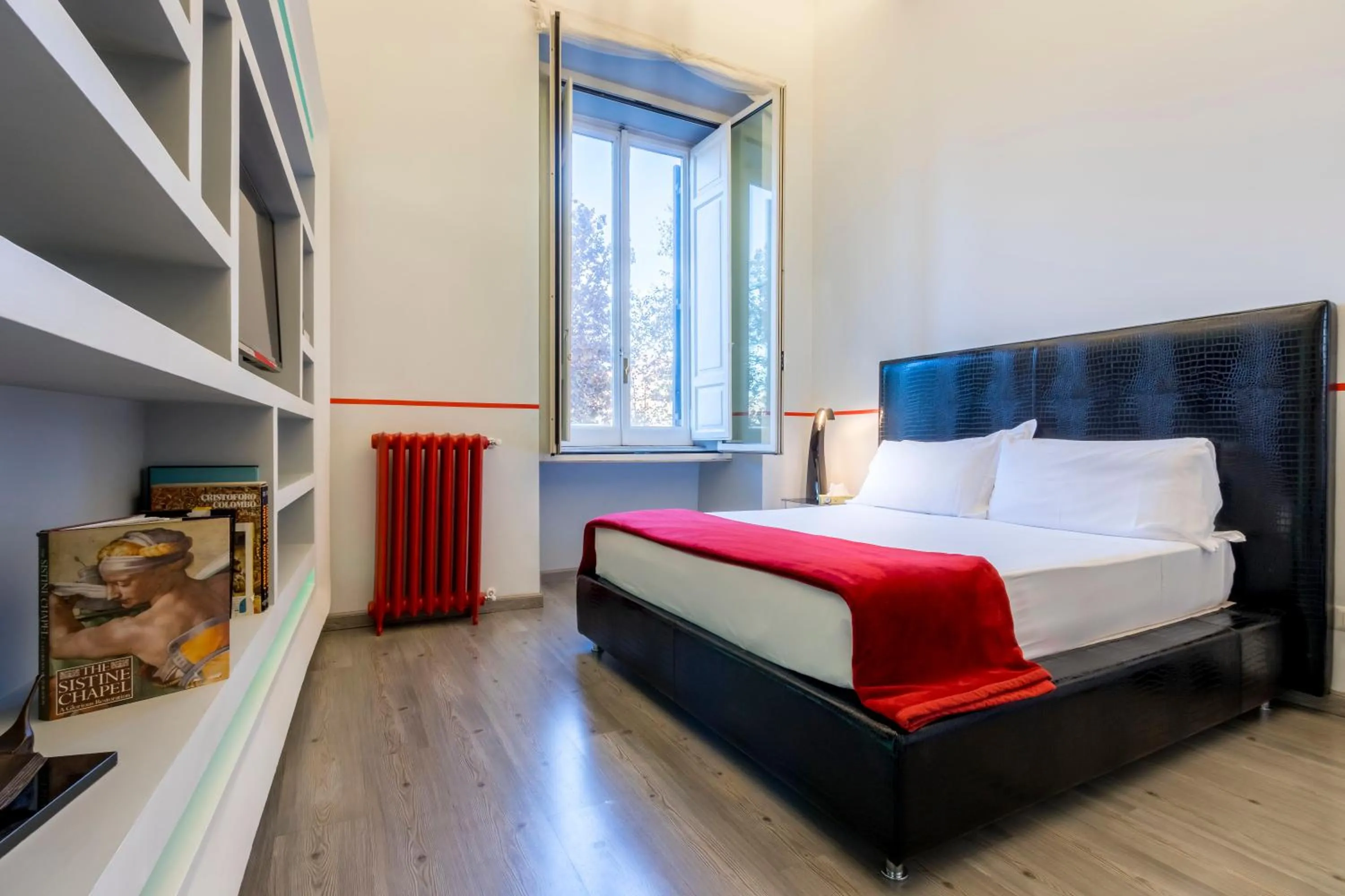 Photo of the whole room, Bed in Luxury on the River